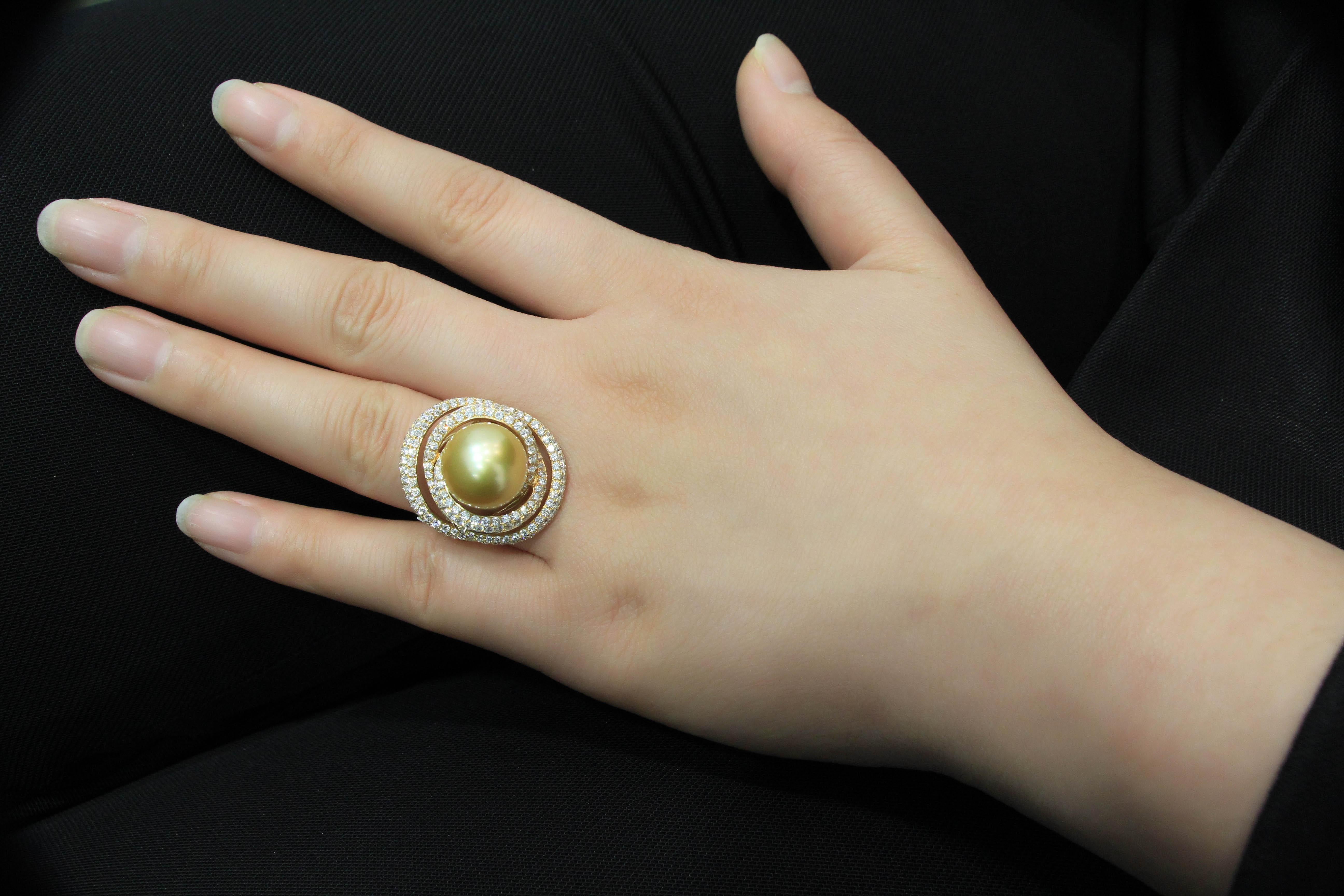 Contemporary 18 Karat Gold with South Sea Pearl Ring For Sale