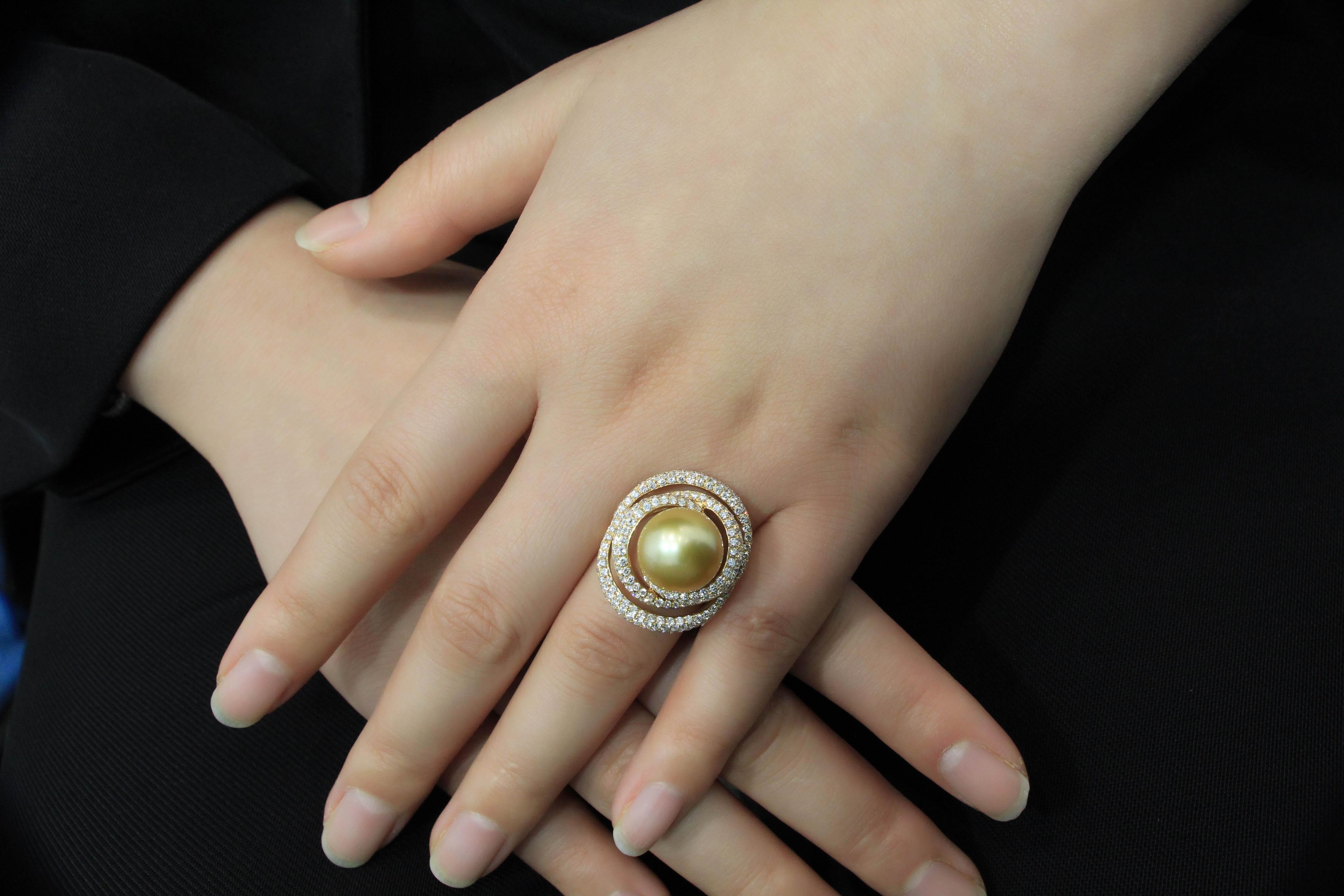 Brilliant Cut 18 Karat Gold with South Sea Pearl Ring For Sale