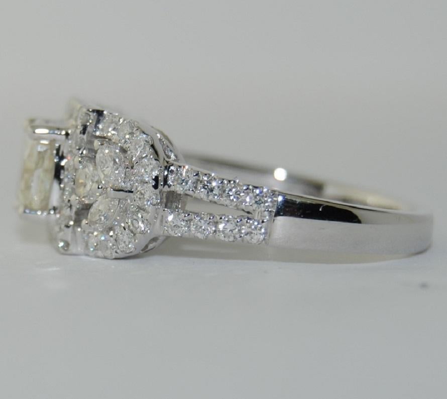 Contemporary 18 Karat Gold Women's Diamond Ring For Sale