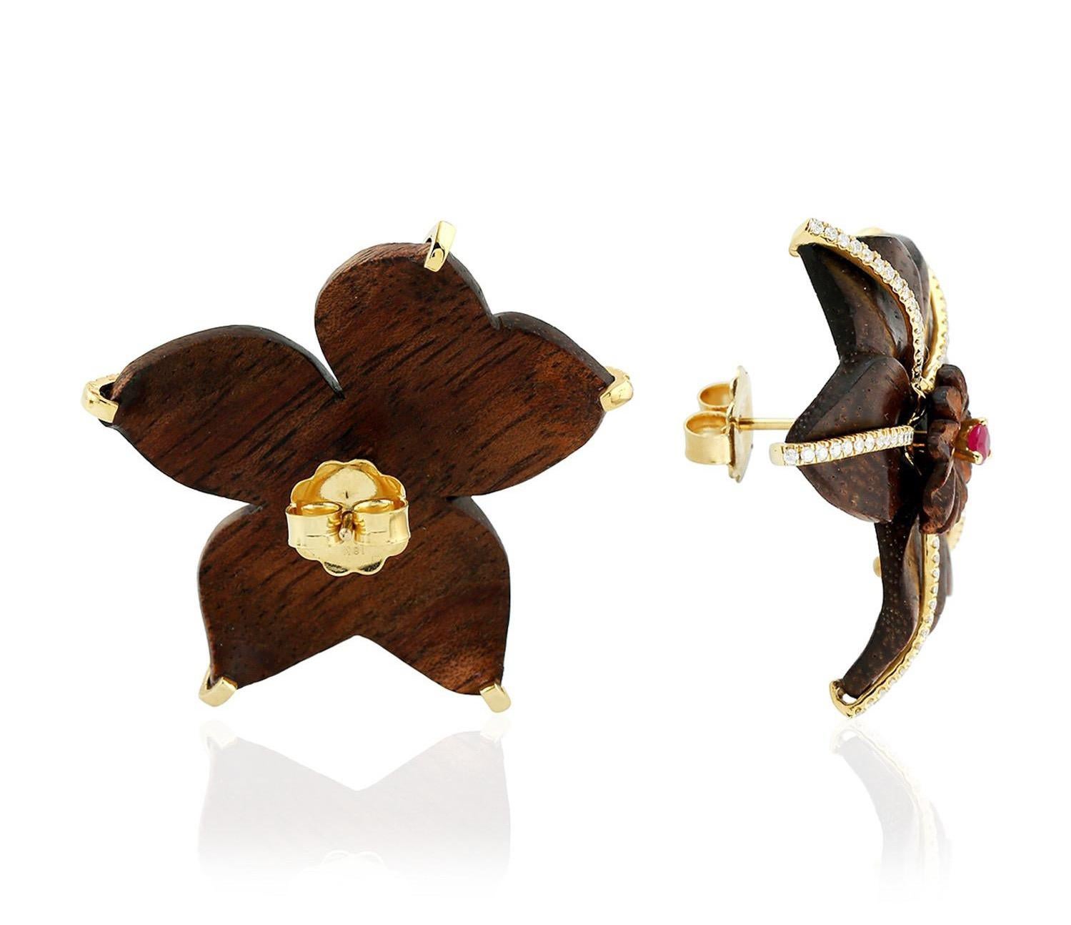 Moderno Orecchini Wood Wood con diamante e rubino in oro 18 carati in vendita