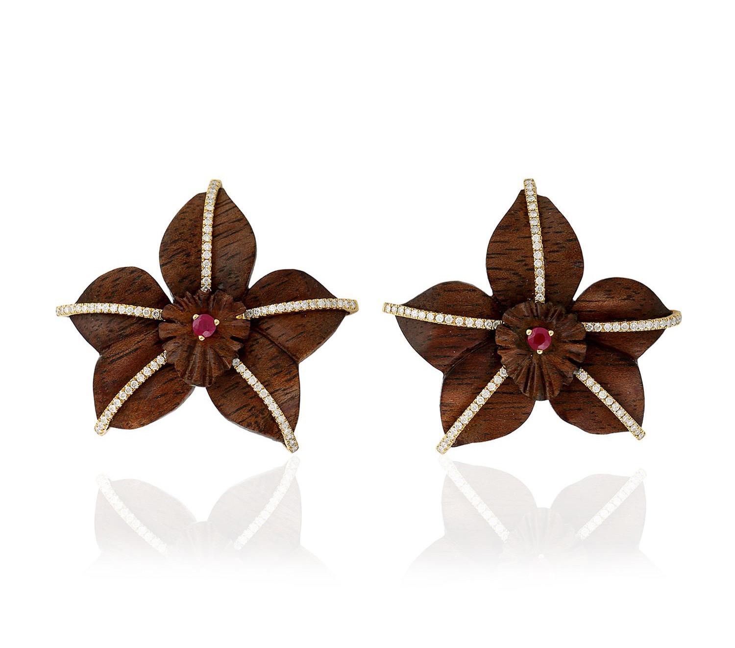 Taglio misto Orecchini Wood Wood con diamante e rubino in oro 18 carati in vendita