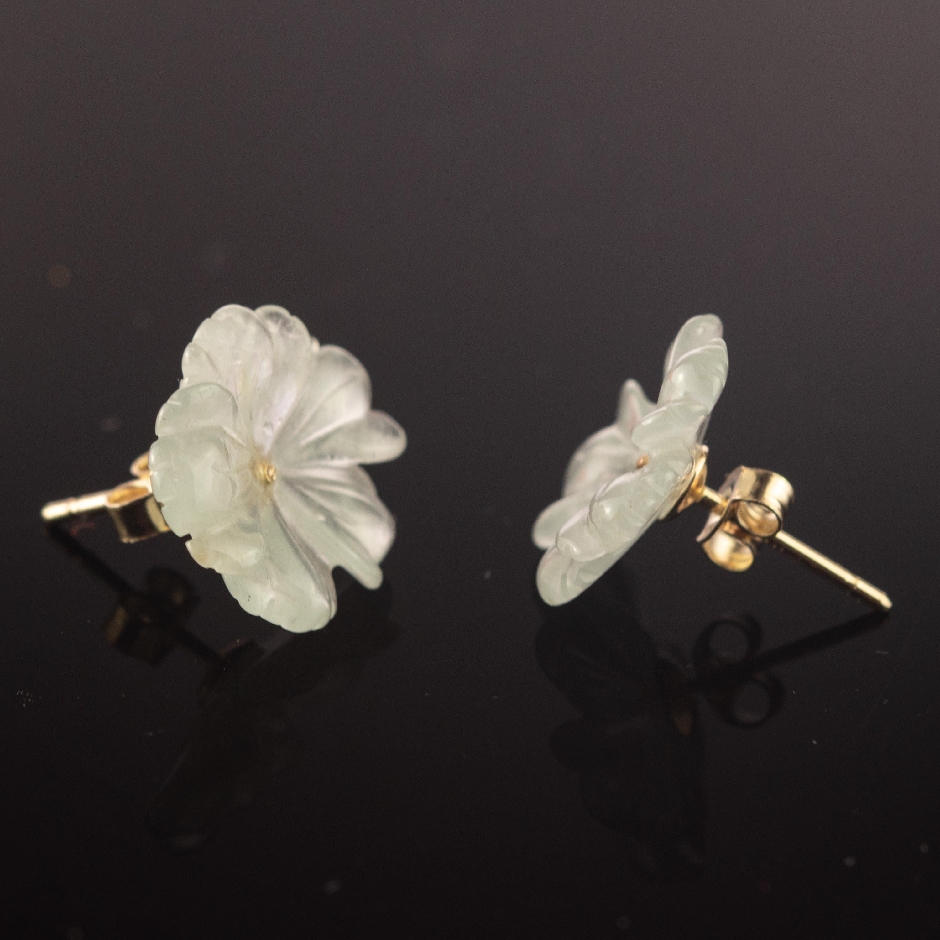 Astonishing and gorgeous white / transparent agate flower stud earrings. Natural carved petals that evoke the italian handmade traditional jewelry work.

This delicate design shows the sweetness and innocence of the jewelry. It takes us to those