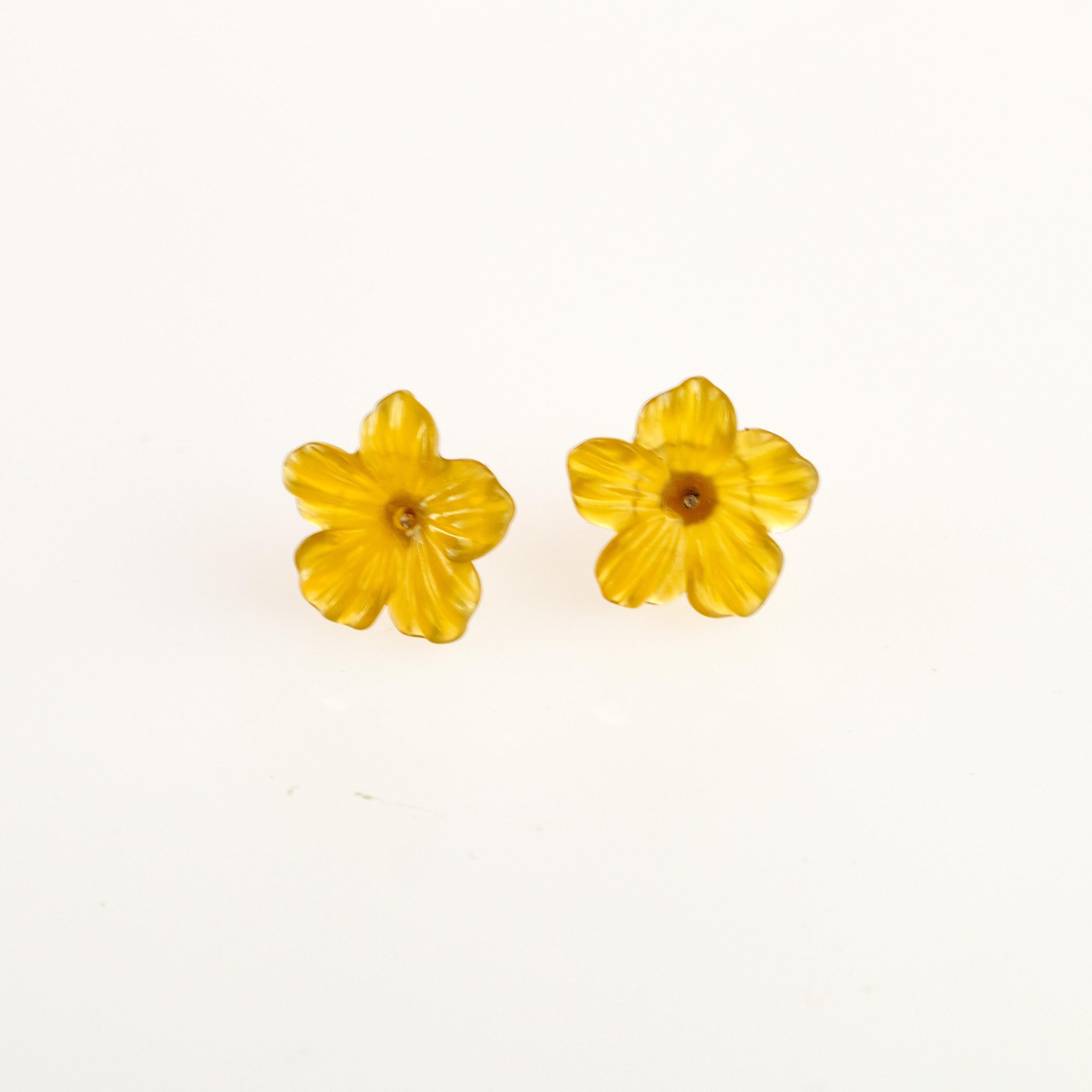Arts and Crafts 18 Karat Gold Yellow Agate Flower Handmade Italian Girl Carved Stud Earrings For Sale