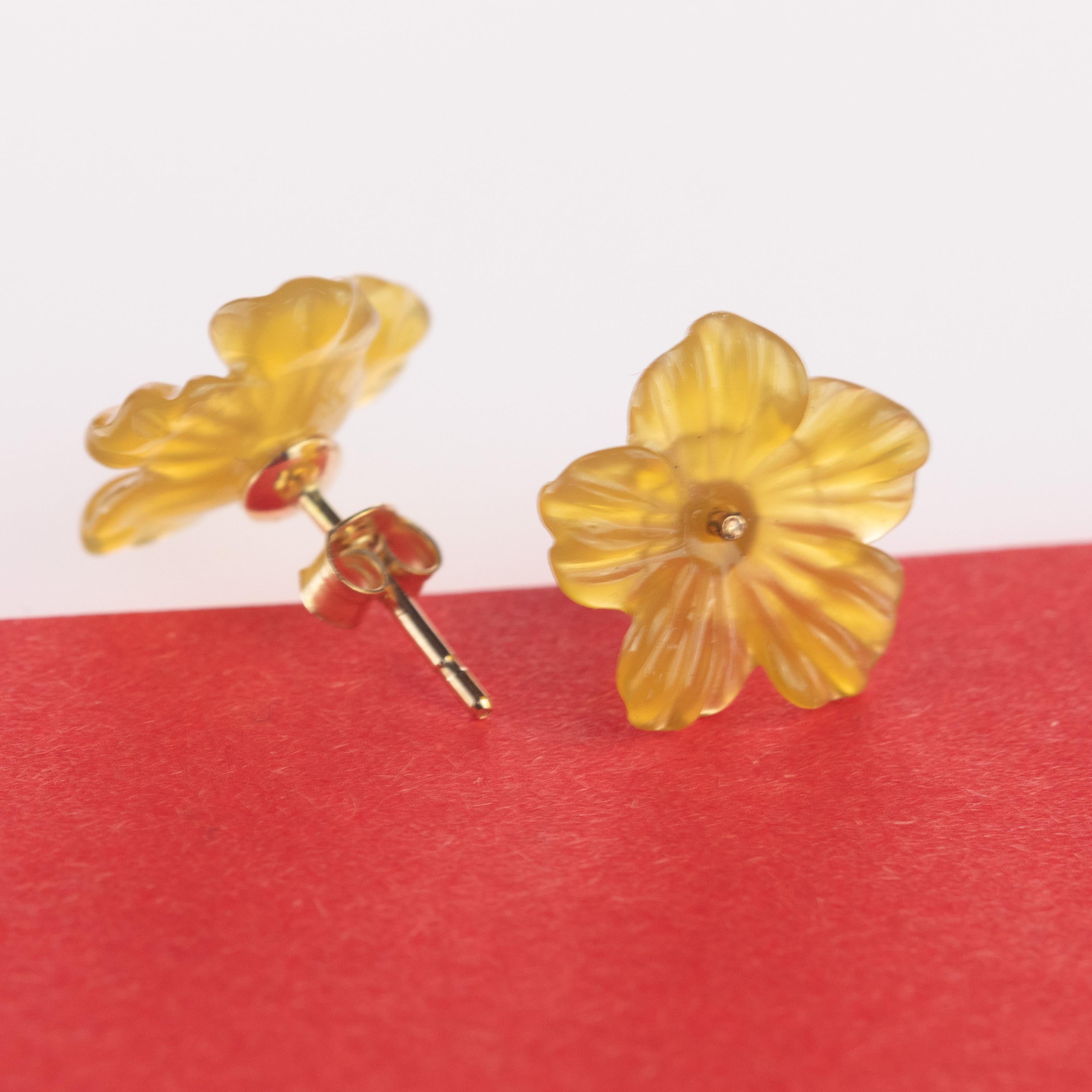 18 Karat Gold Yellow Agate Flower Handmade Italian Girl Carved Stud Earrings In New Condition For Sale In Milano, IT