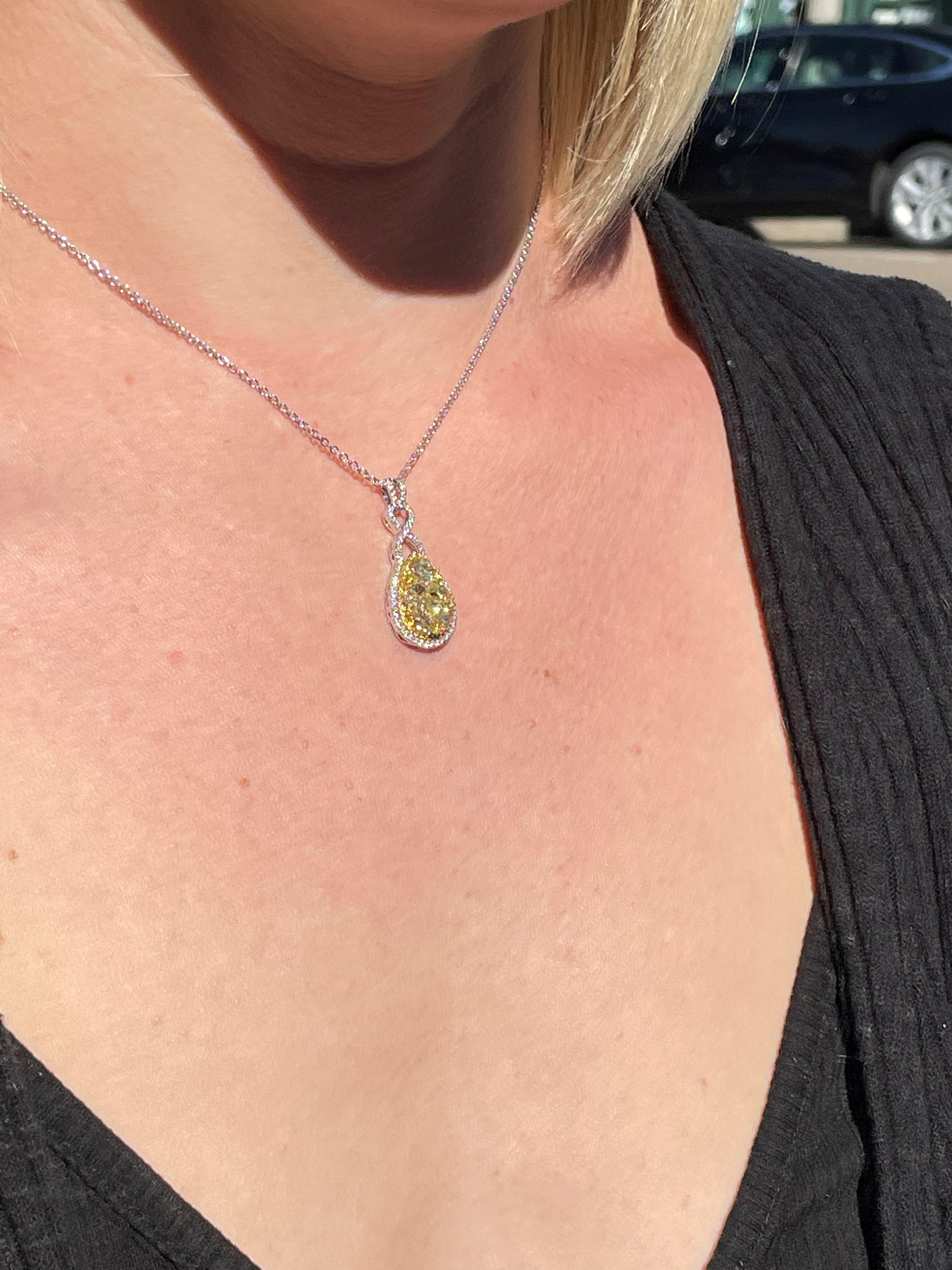 18 Karat Gold Yellow and White Diamond Teardrop Cluster Pendant Necklace In Excellent Condition For Sale In La Jolla, CA