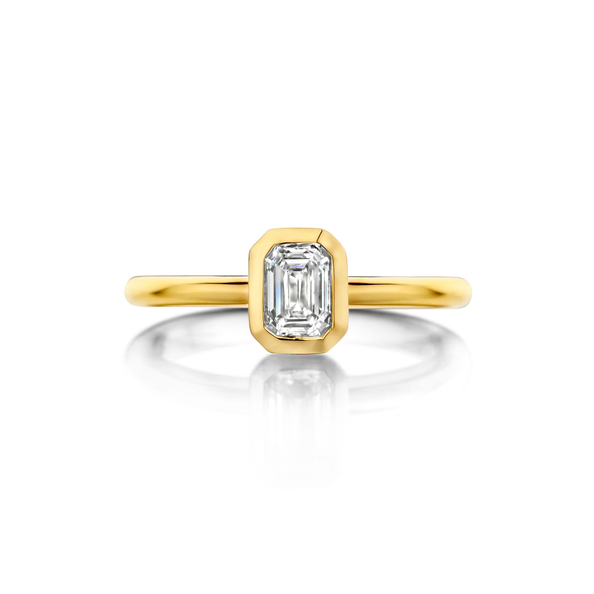 Contemporary 18 karat Gold Yellow Gold Diamond Engagement Ring For Sale