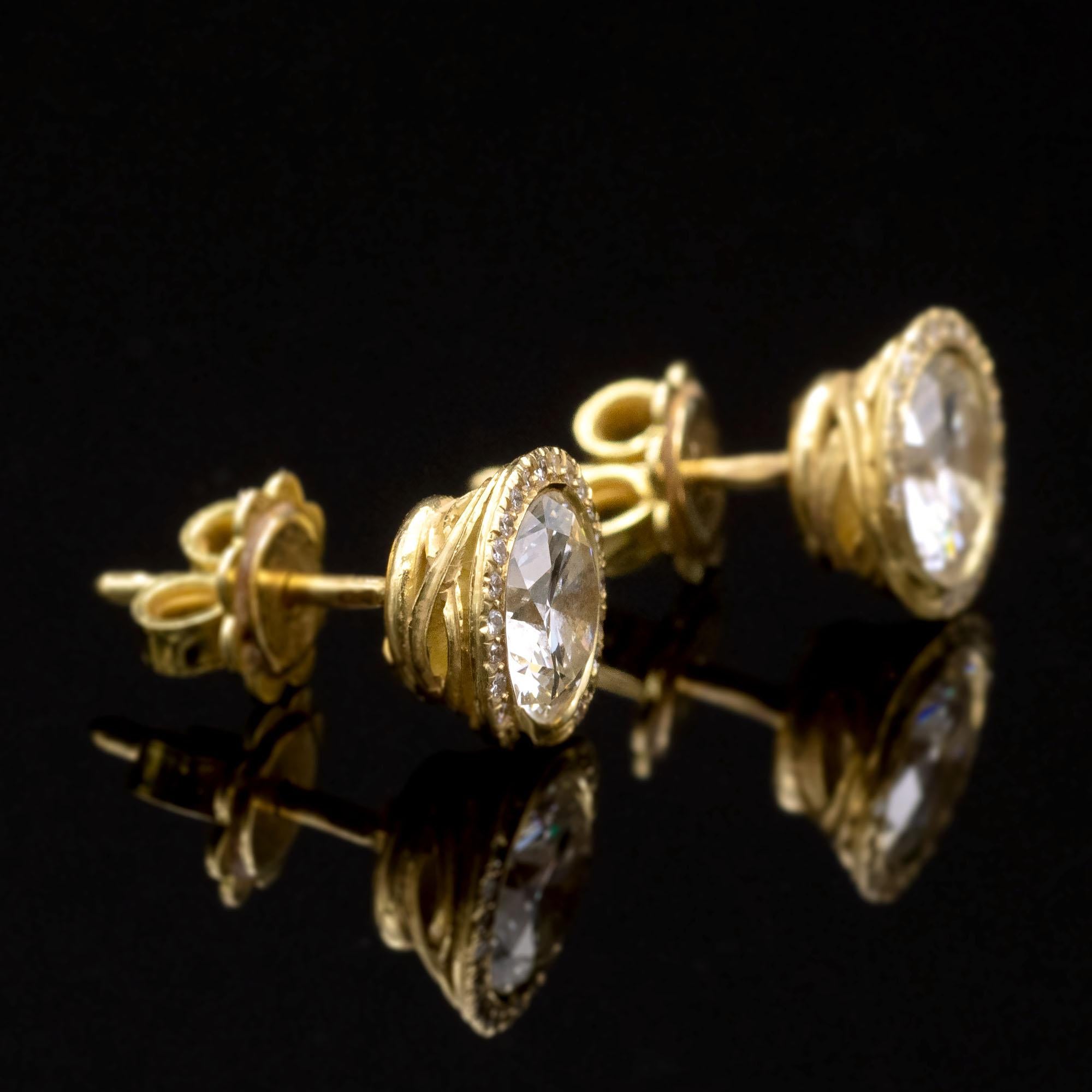 2.43 carat Diamond 18 Kt Hand Engraved Gold Stud Earrings In Excellent Condition In Monte Carlo, MC