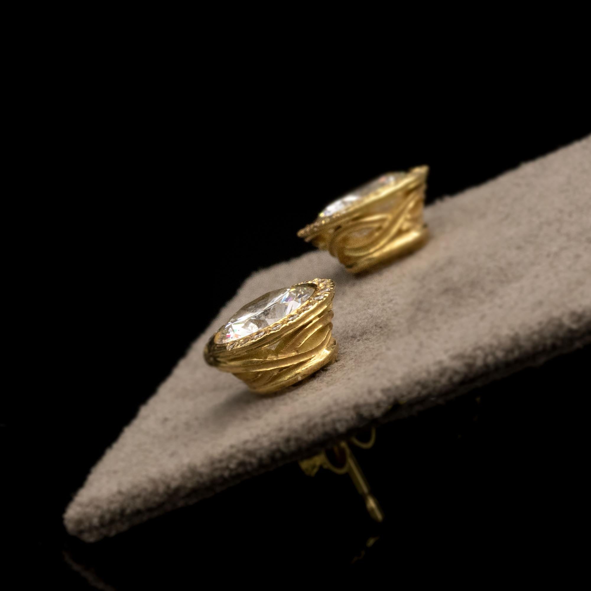 Women's 2.43 carat Diamond 18 Kt Hand Engraved Gold Stud Earrings