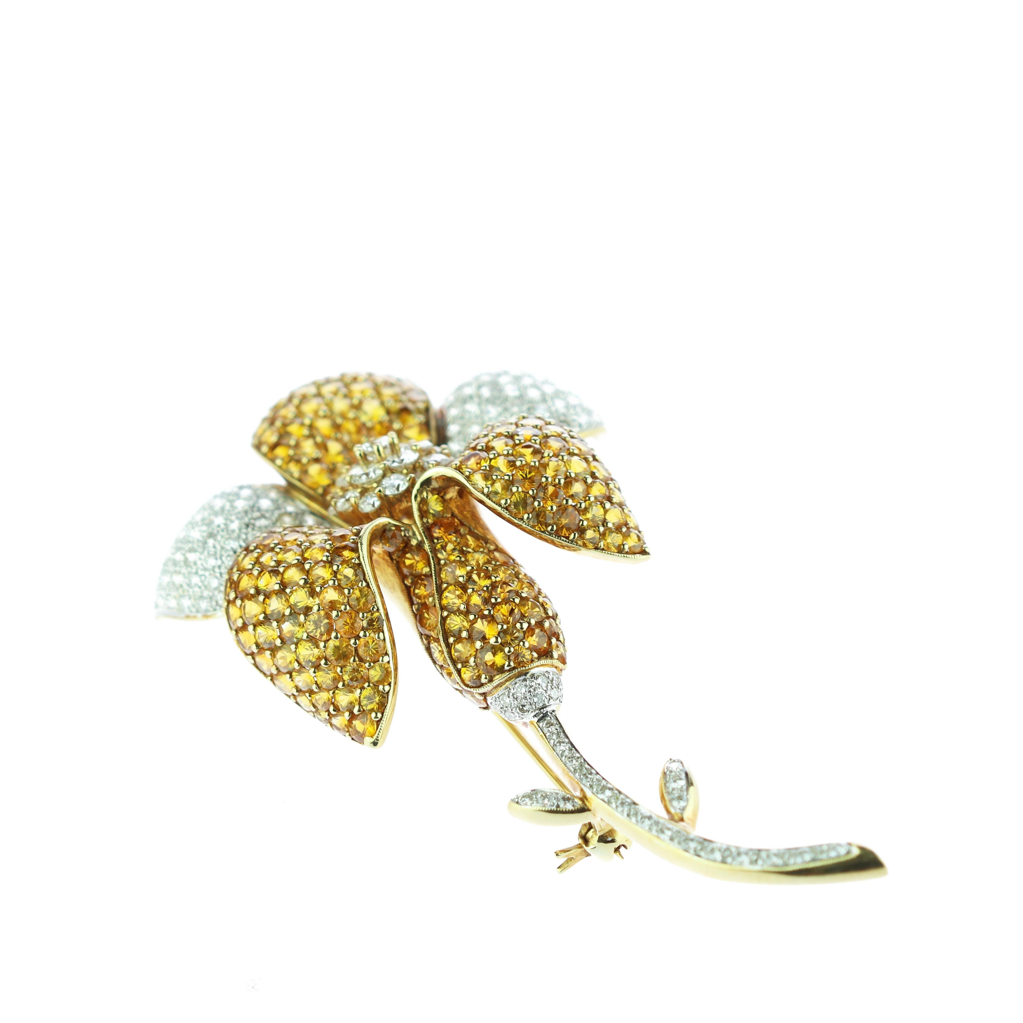 Diamond Pave Yellow Sapphire 18 Karat Gold Flower Brooch In New Condition For Sale In Milano, IT