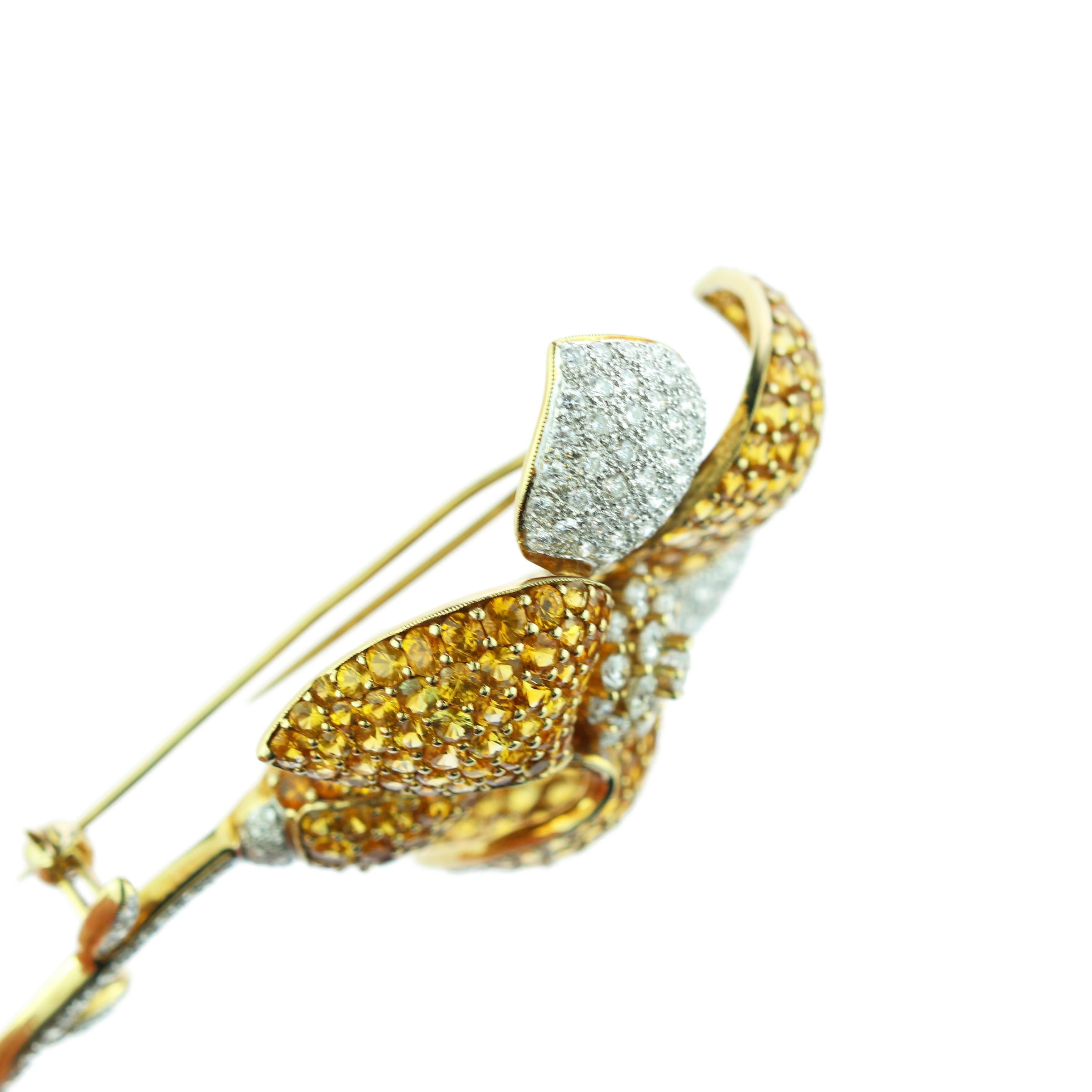 Broche fleur en or 18 carats avec diamants et saphirs jaunes pavés en vente 3