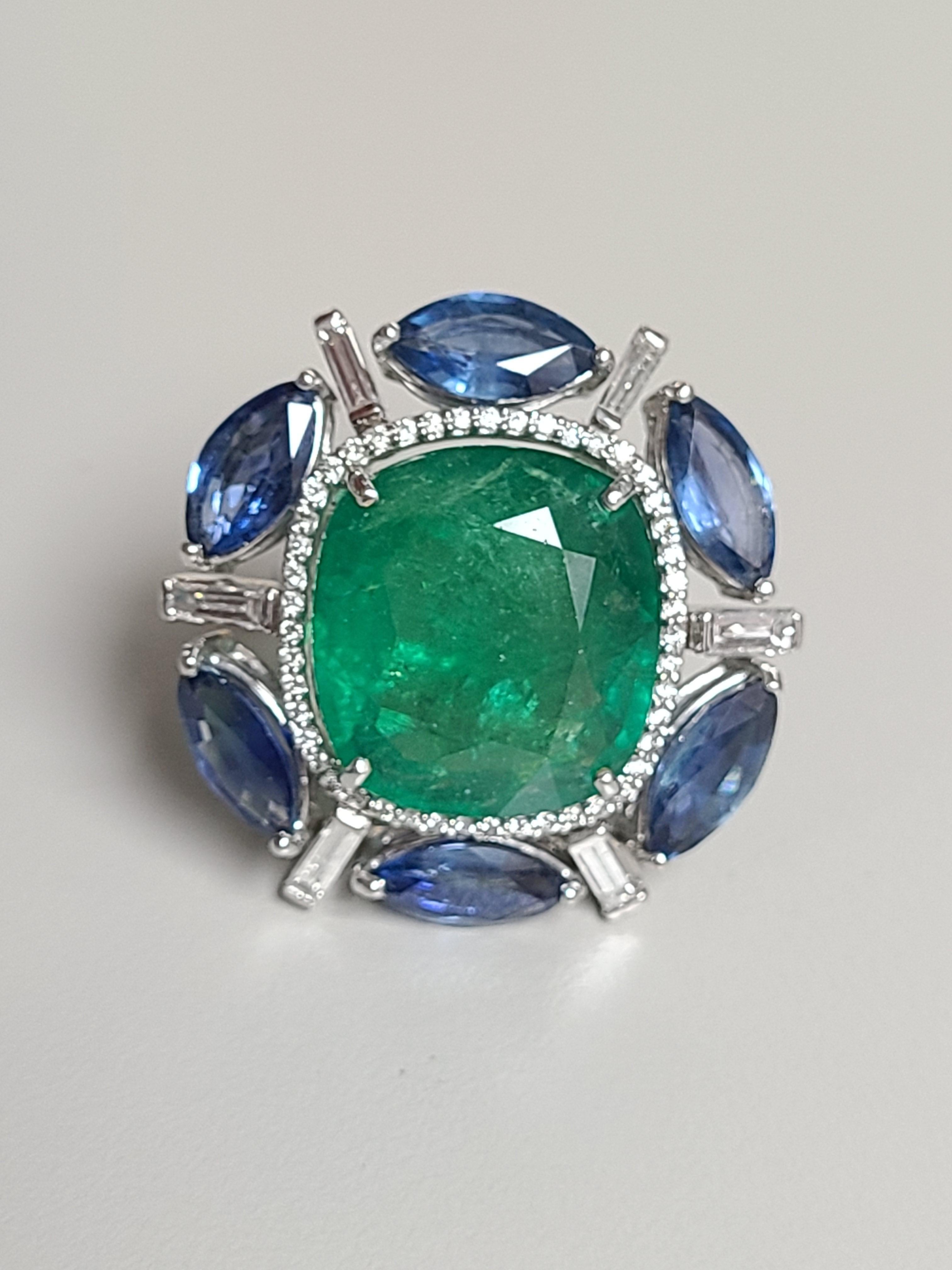 18 Karat Gold Zambian Emerald, Ceylon Blue Sapphire and Diamonds Cocktail Ring For Sale 1