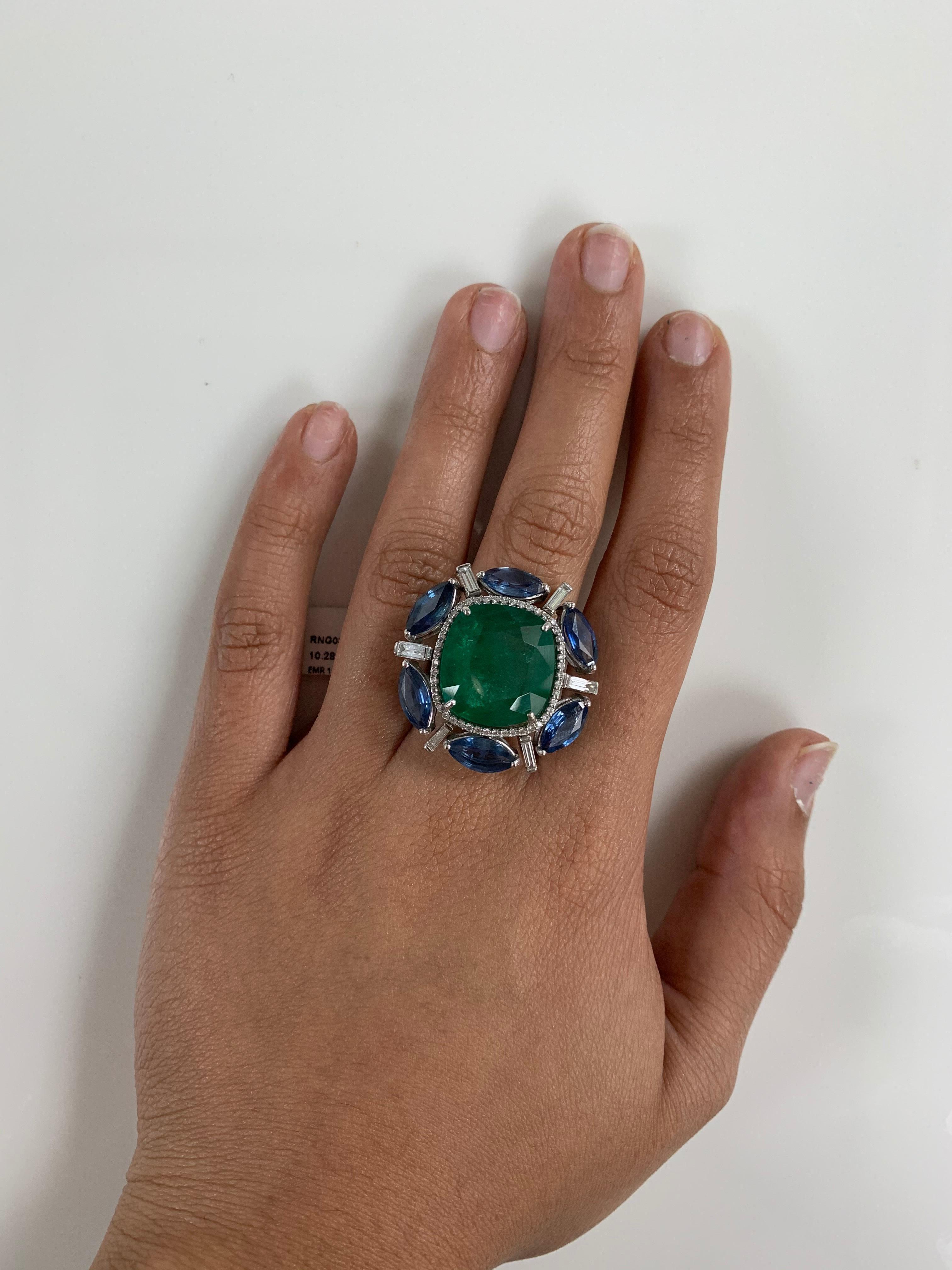 Taille Marquise Bague cocktail en or 18 carats avec émeraude de Zambie, saphir bleu de Ceylan et diamants en vente