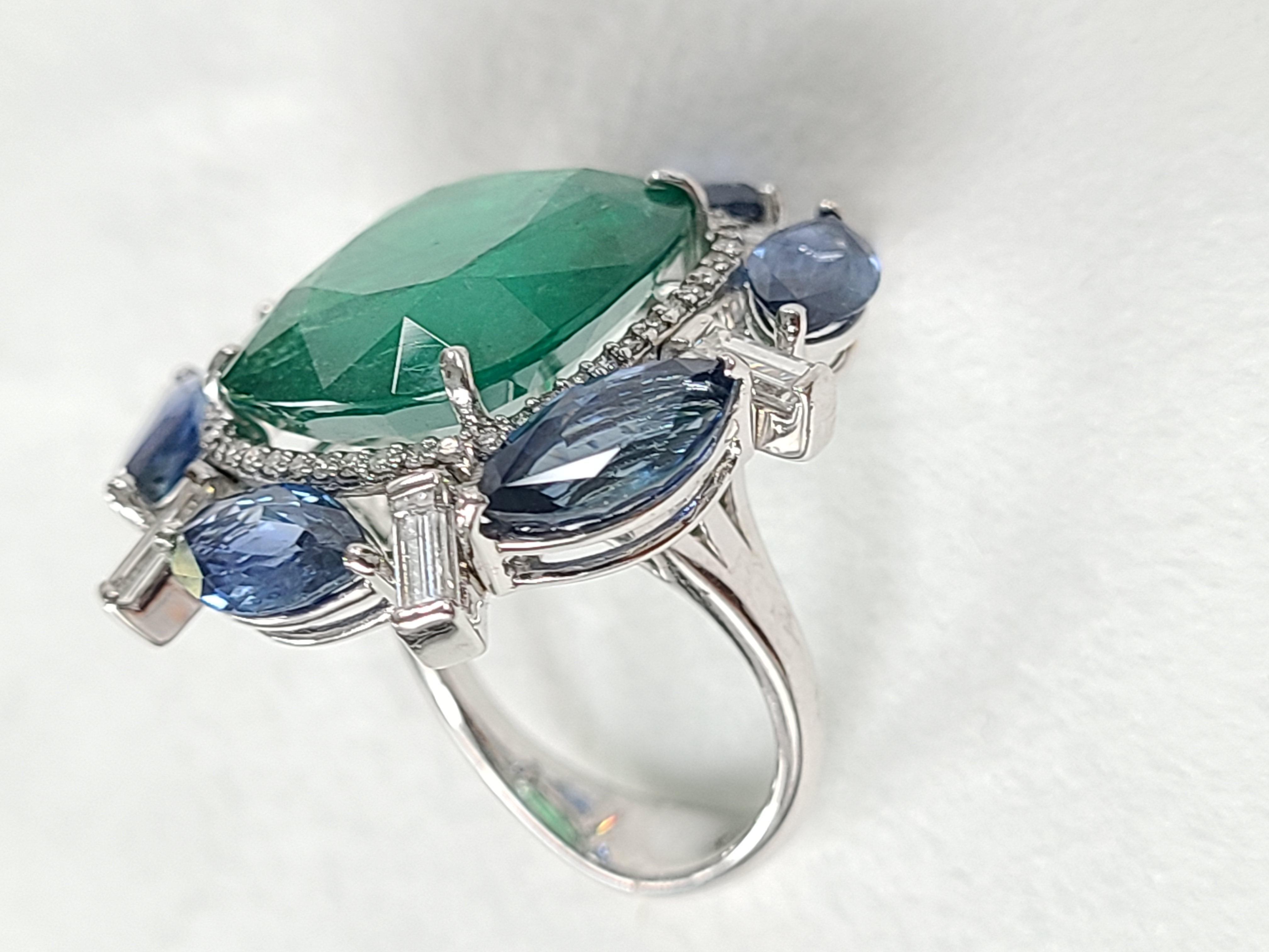 Bague cocktail en or 18 carats avec émeraude de Zambie, saphir bleu de Ceylan et diamants Neuf - En vente à Hong Kong, HK