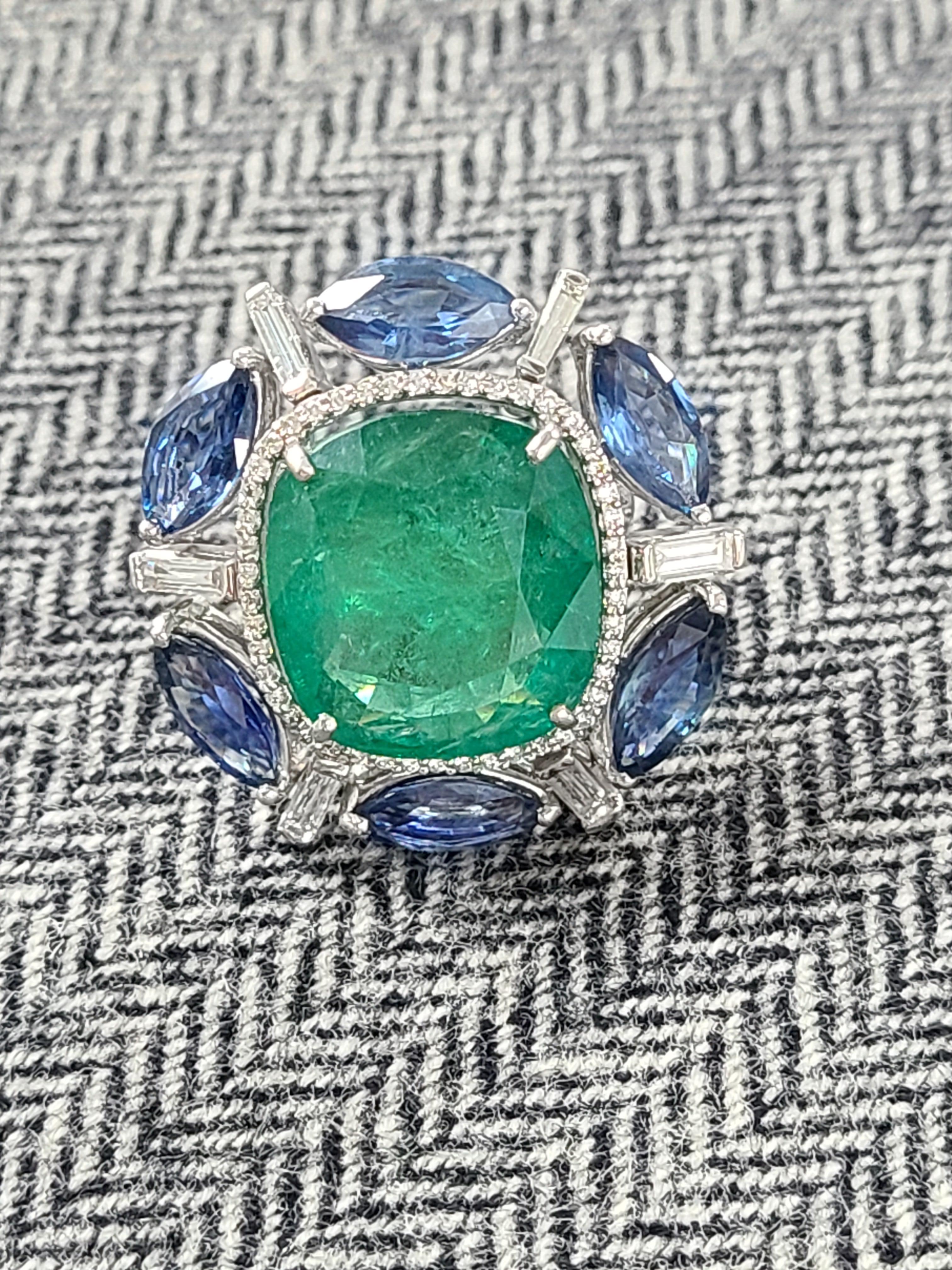 Women's or Men's 18 Karat Gold Zambian Emerald, Ceylon Blue Sapphire and Diamonds Cocktail Ring For Sale