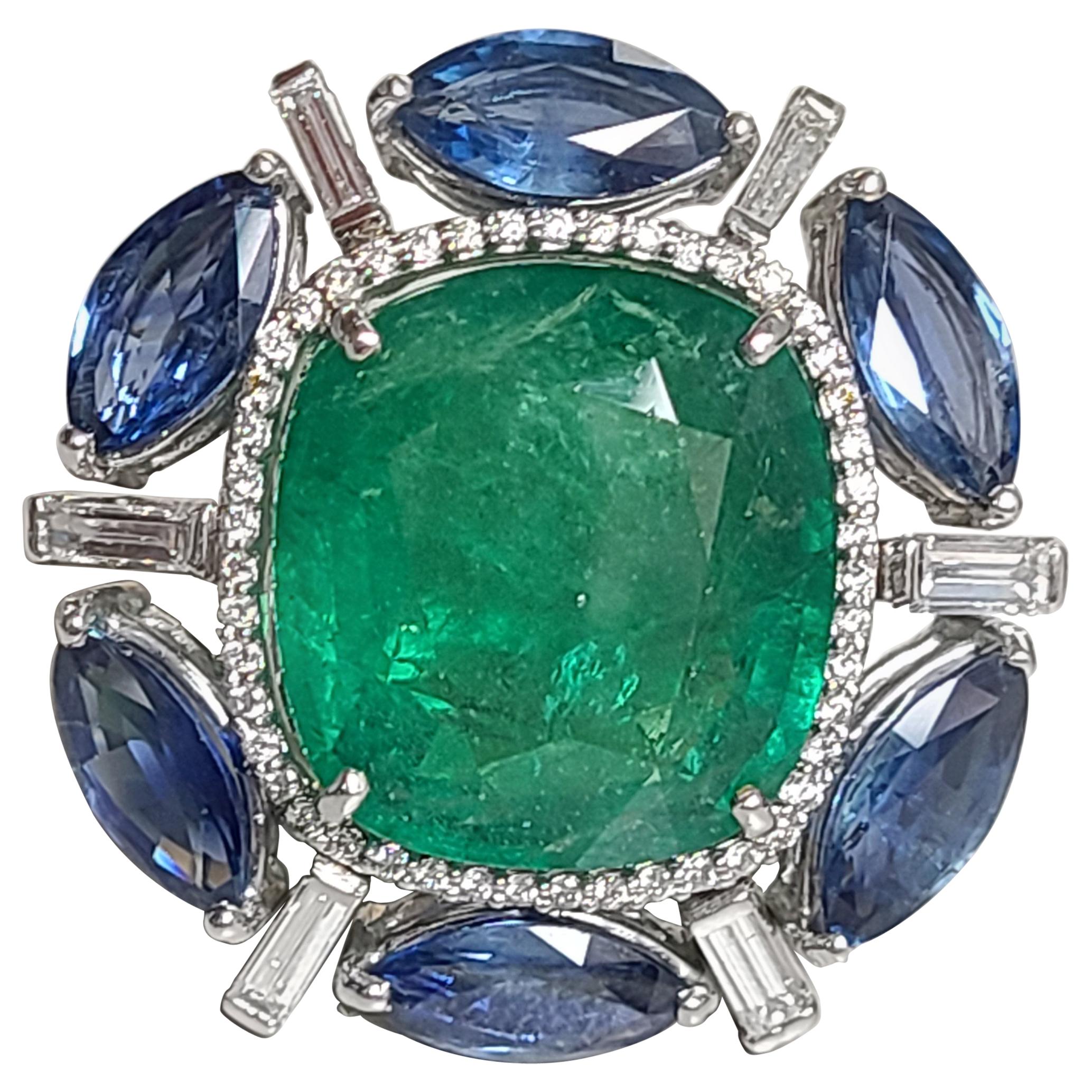 Bague cocktail en or 18 carats avec émeraude de Zambie, saphir bleu de Ceylan et diamants en vente