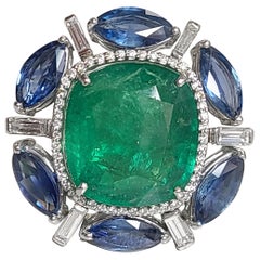 Bague cocktail en or 18 carats avec émeraude de Zambie, saphir bleu de Ceylan et diamants