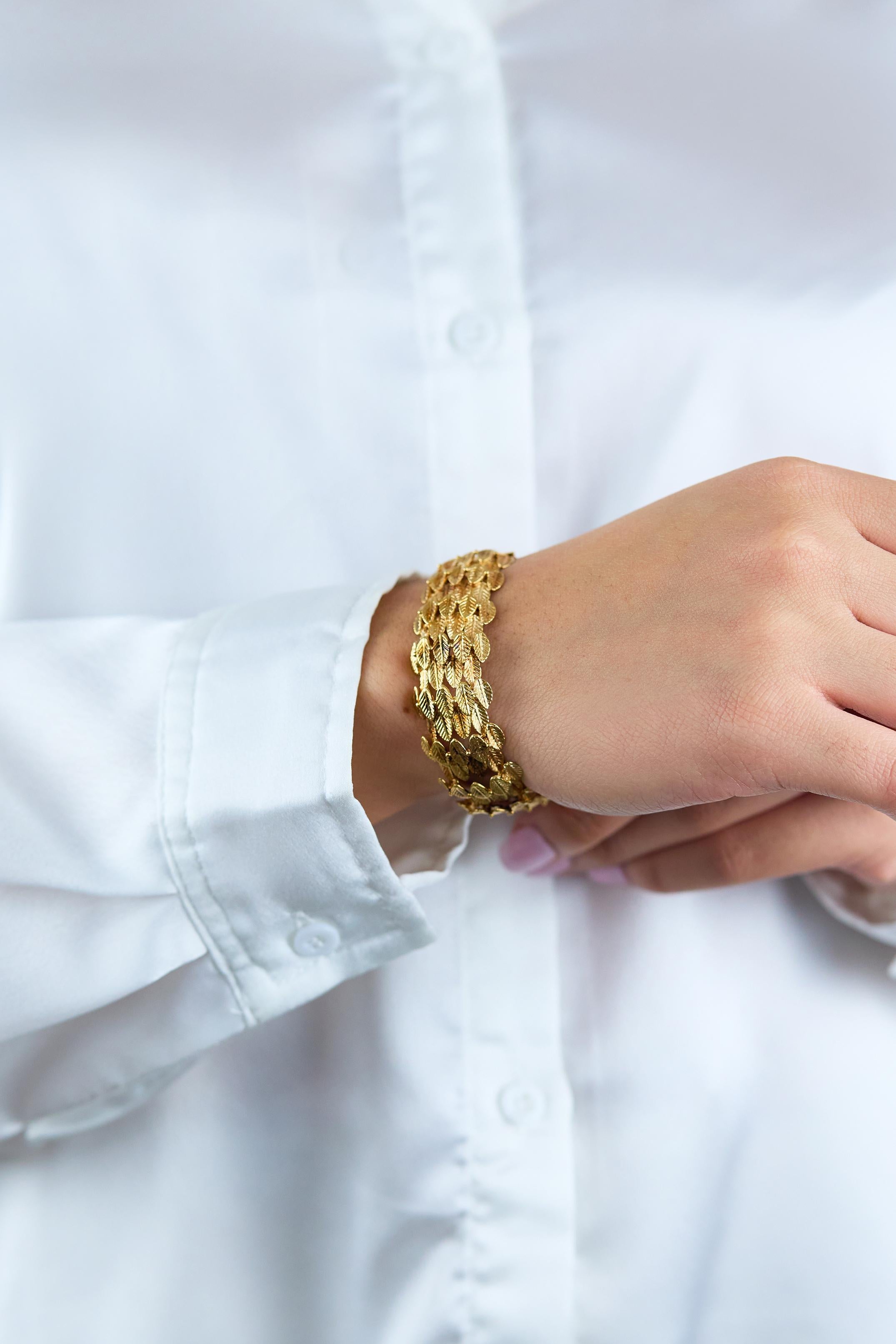 Bracelet gravé à la main en or jaune avec feuilles dorées 44,56 grammes Bon état - En vente à New York, NY