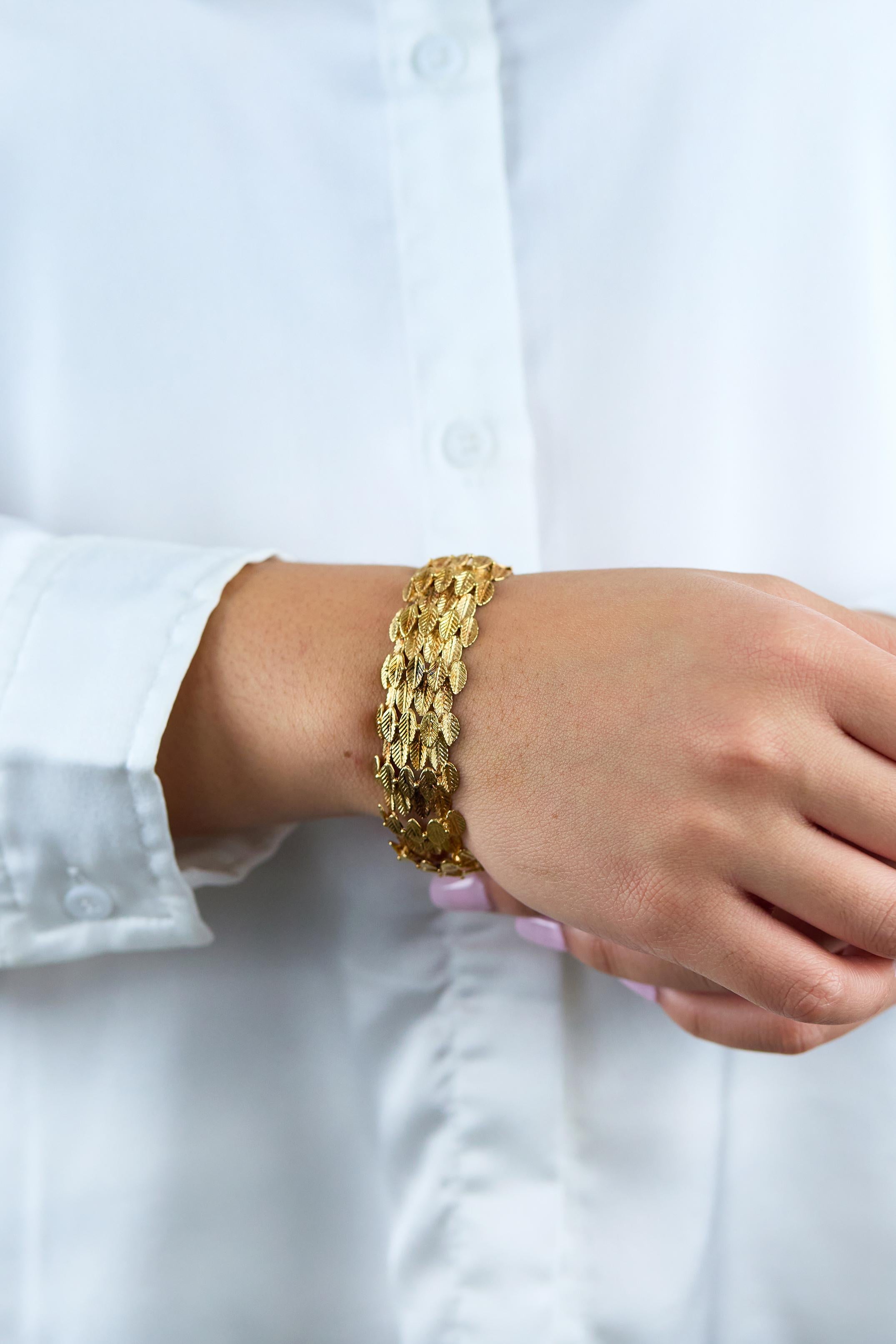 Bracelet gravé à la main en or jaune avec feuilles dorées 44,56 grammes Unisexe en vente
