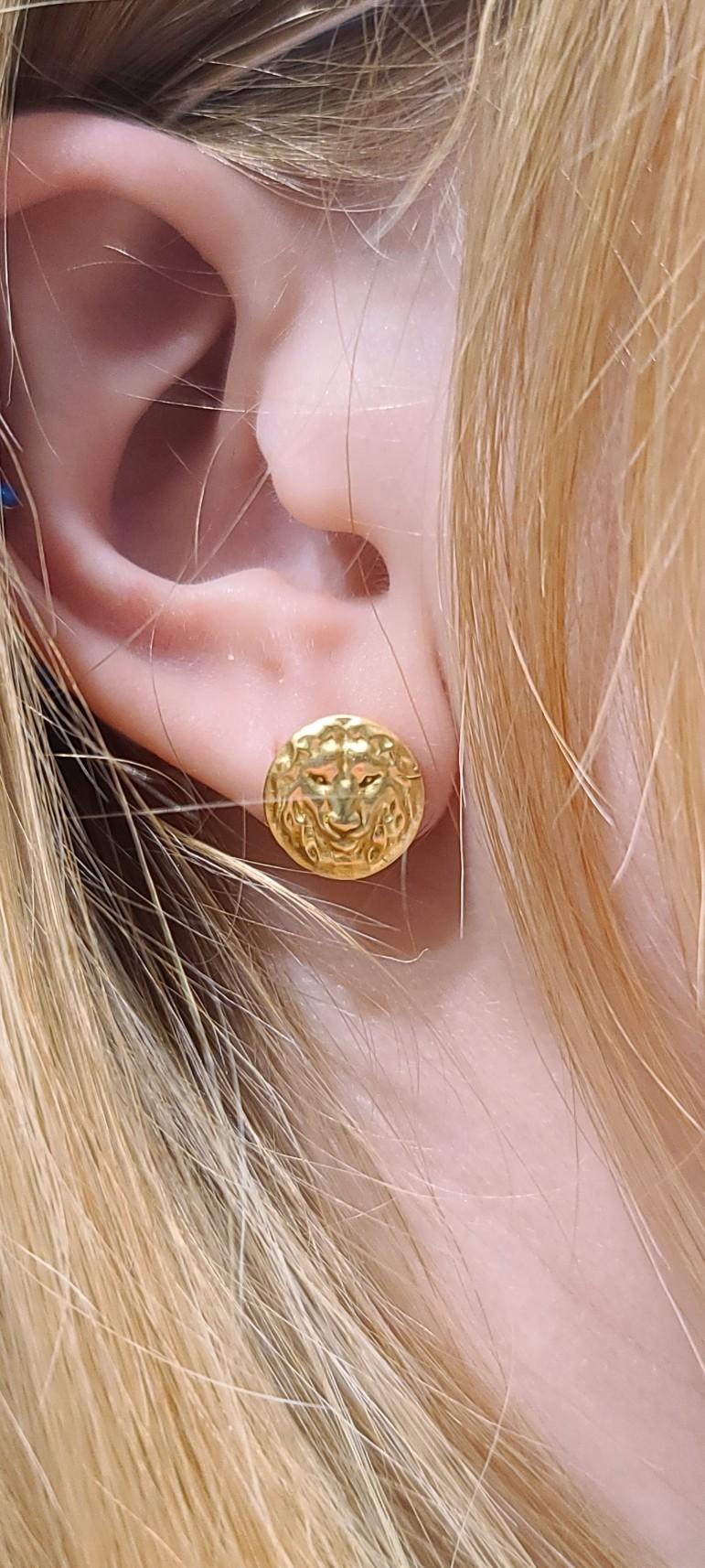 18 Karat Green Gold Lion Stud Earrings In New Condition For Sale In New York, NY
