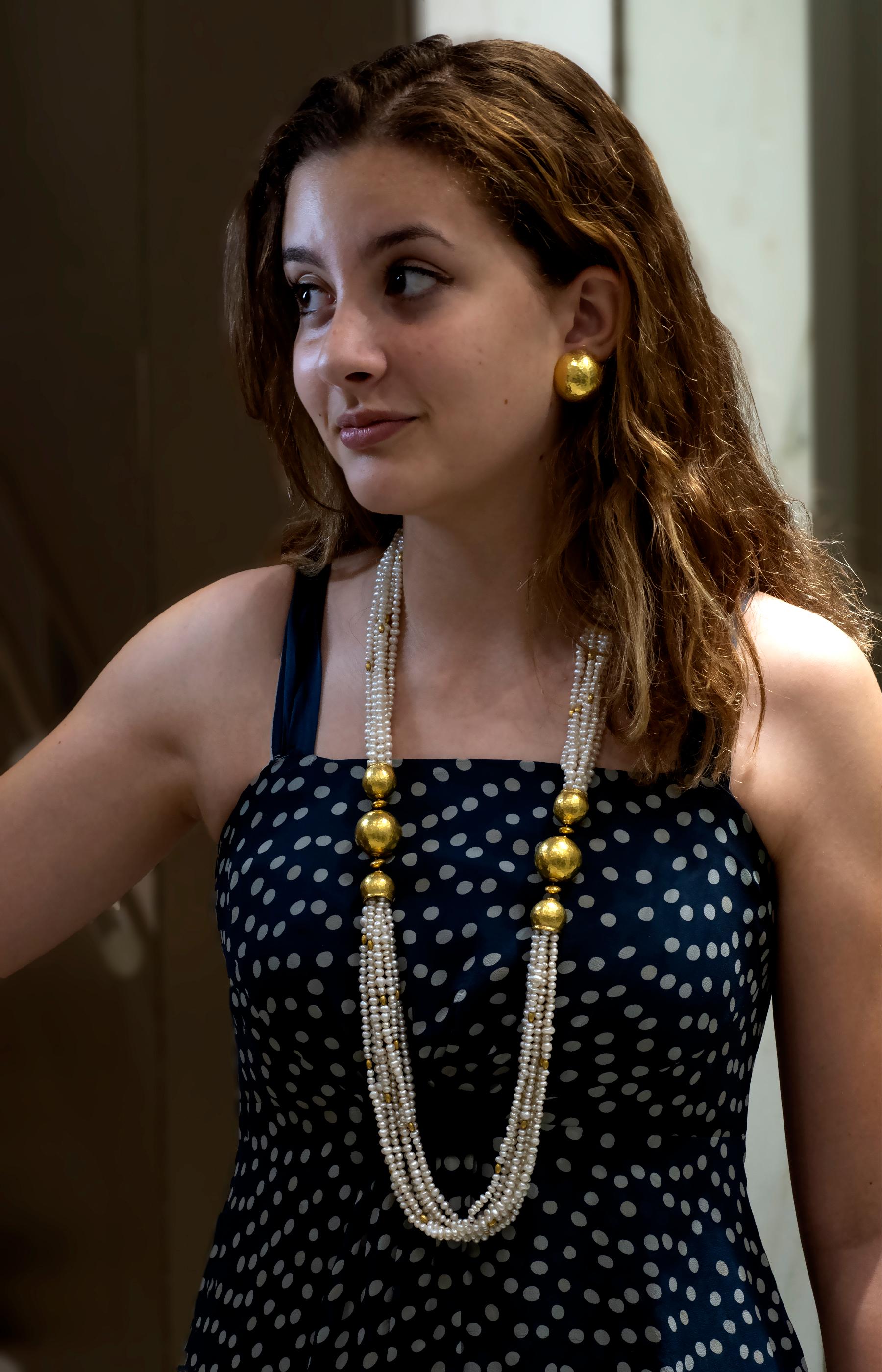 Perlina Set di collana e orecchini in corda di perle e oro martellato 18 carati in vendita