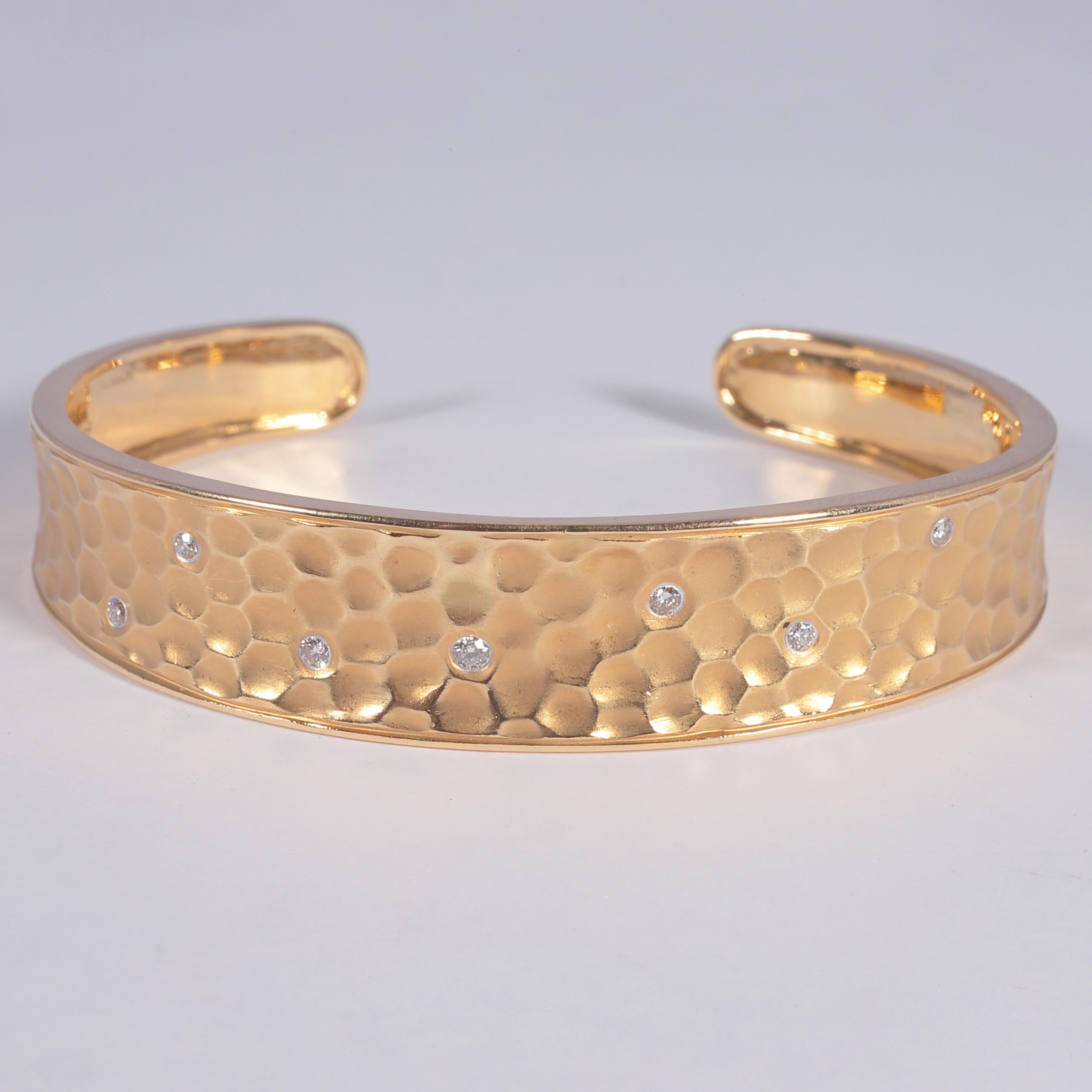 18 Karat Hammered Yellow Gold 0.15 Carat Diamond Bracelet In Good Condition In Dallas, TX