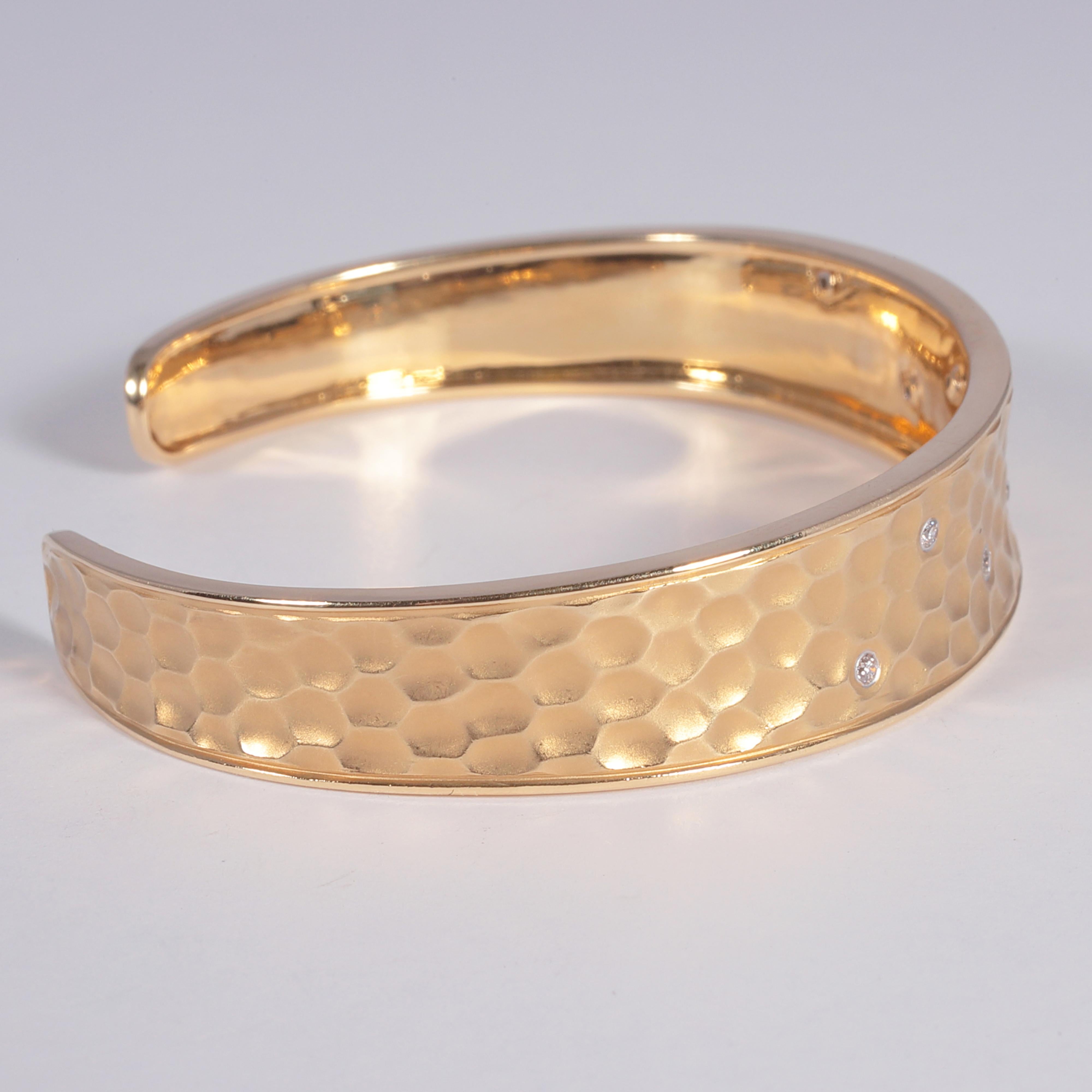 18 Karat Hammered Yellow Gold 0.15 Carat Diamond Bracelet 2