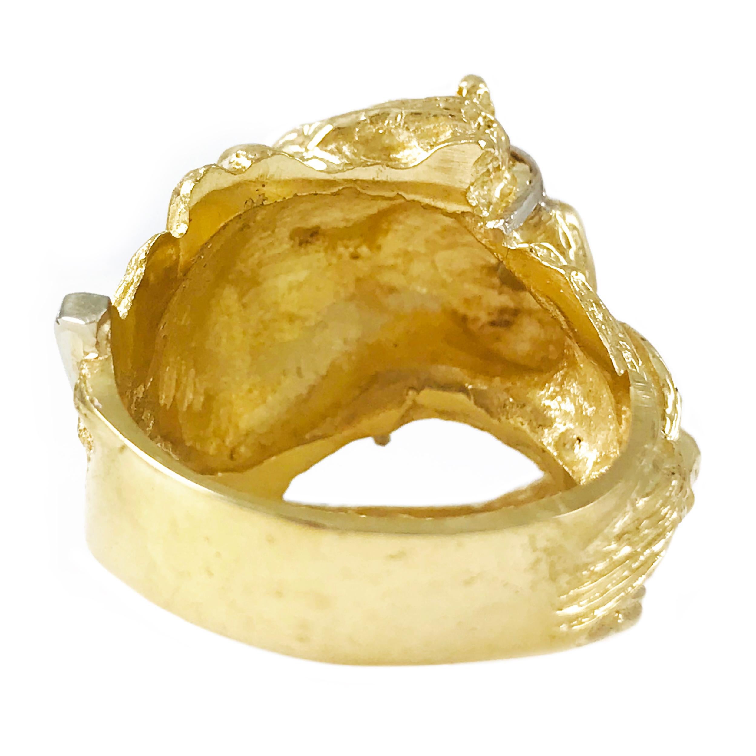 Taille ronde Bague tête de cheval en or 18 carats sculptée à la main en vente