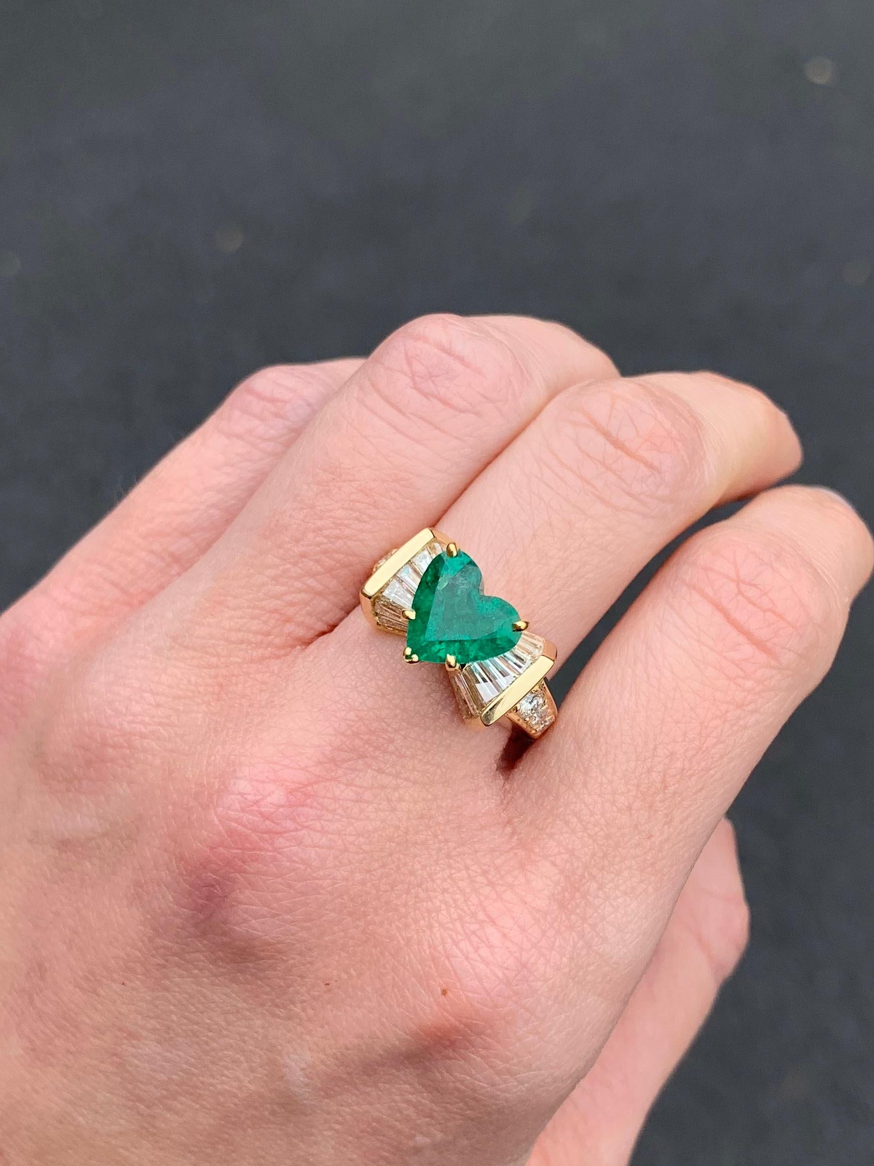 18 Karat Heart Shape Emerald and Diamond Ring For Sale 1