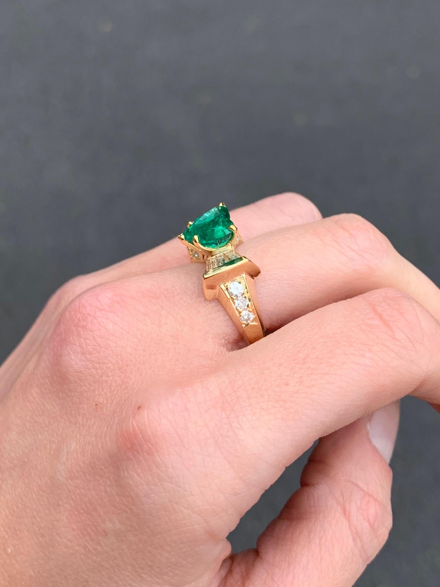18 Karat Heart Shape Emerald and Diamond Ring For Sale 2