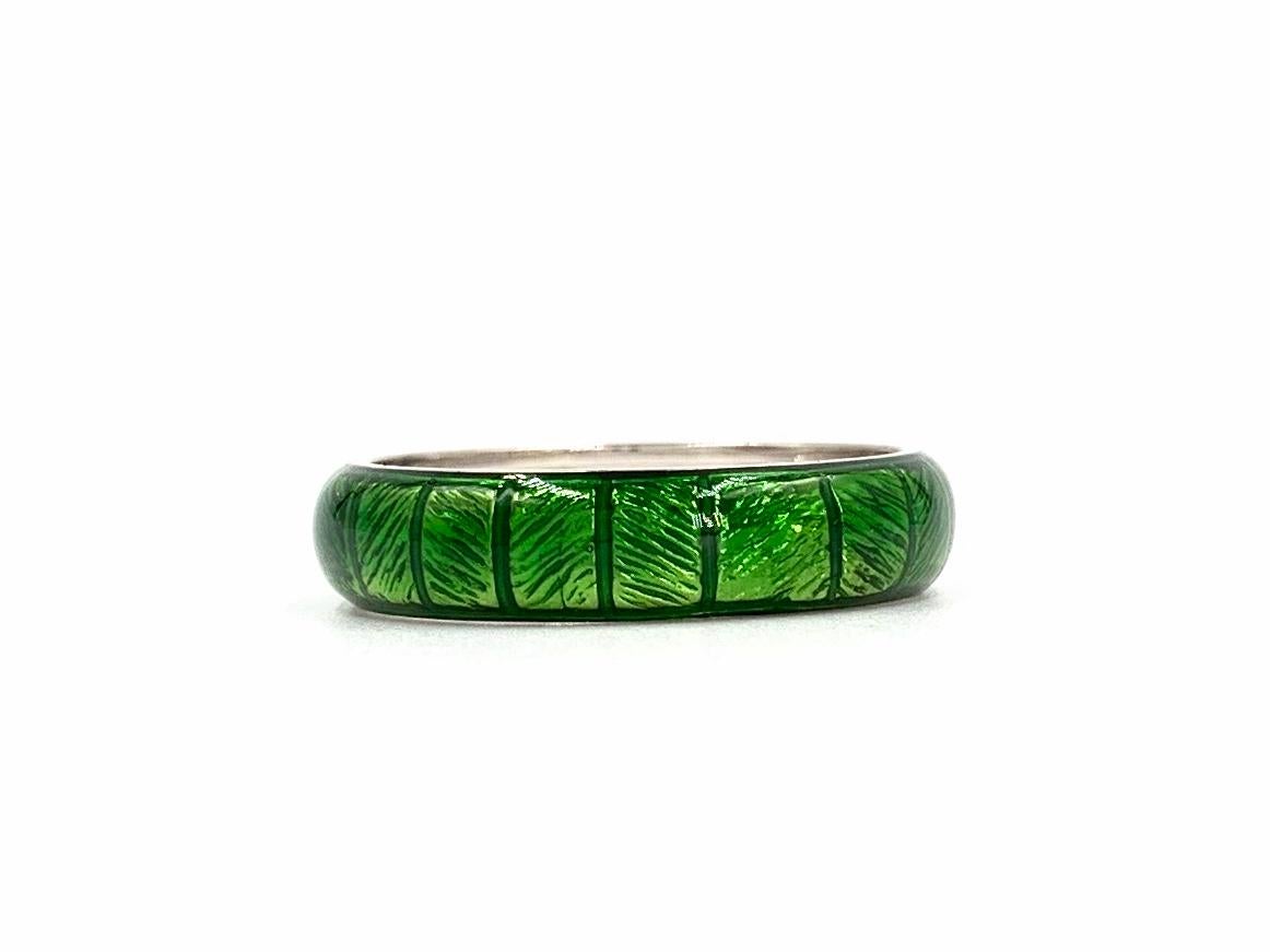 Created with superior quality by expert enamel and precious metal Italian jewelry designer, HIDALGO. This 18 karat white gold 4mm band, slightly rounded band features hand painted vivid green enamel with a grooved pattern all the way around. This