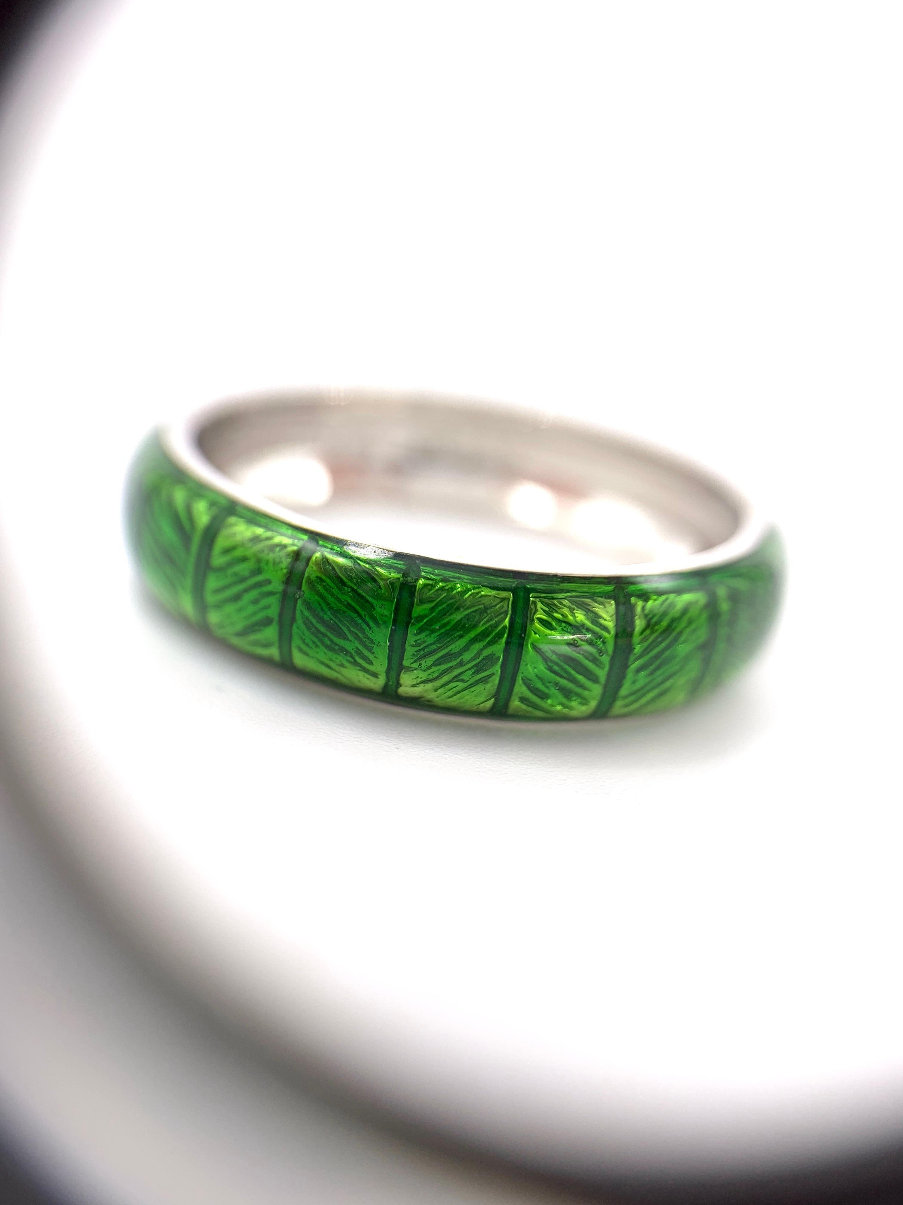 18 Karat Hidalgo Green Enamel Band Ring In Excellent Condition In Pikesville, MD