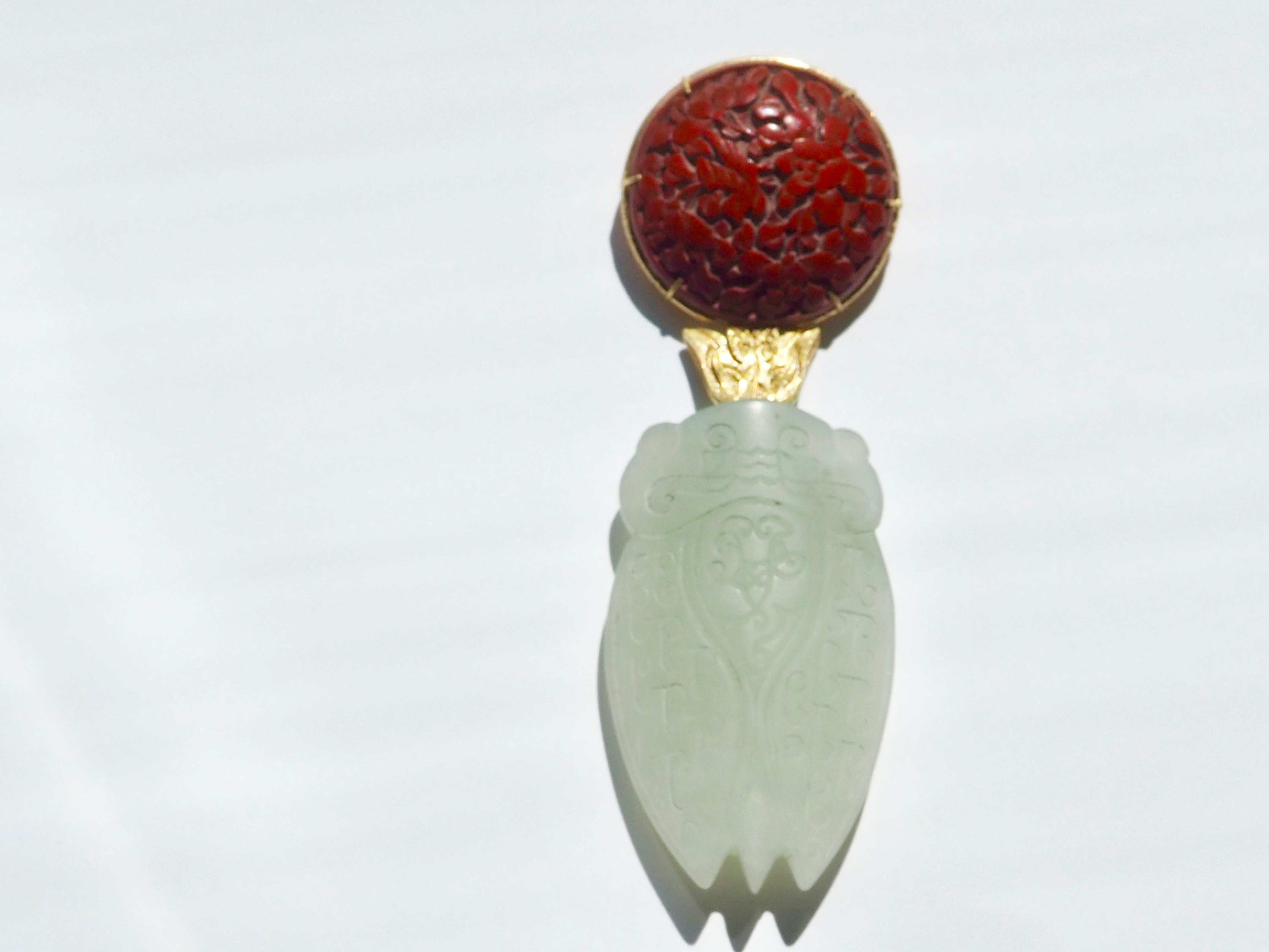 Pendentif avec antiquités sculptées  antiquités jade impérial, 1920 laque chinoise très fine décoration or. Longueur totale 12cm. or 18kt 21,20 gr.
Tous les bijoux sont neufs et n'ont jamais été portés ou possédés auparavant. Chaque article arrivera