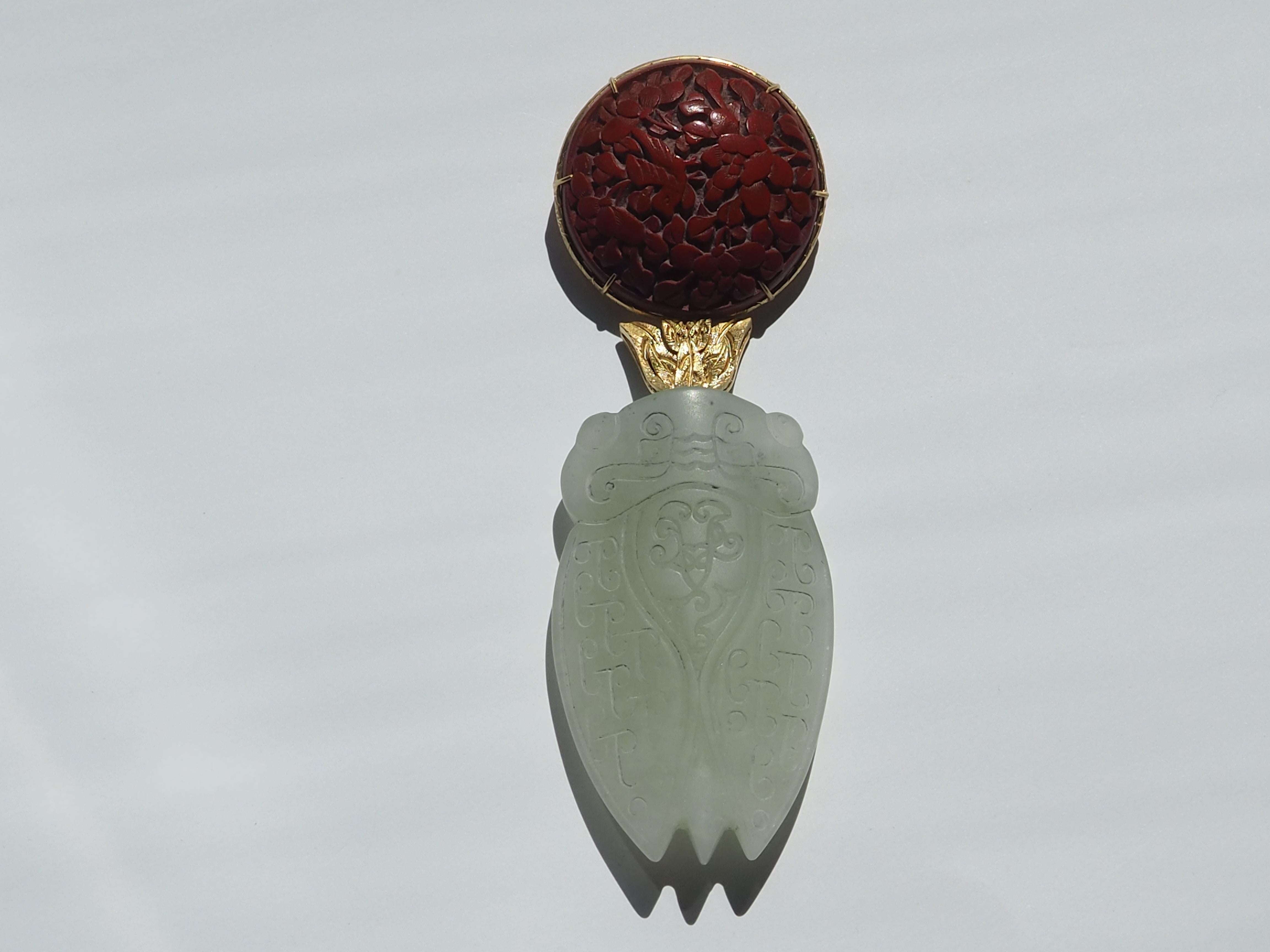 18 Karat Imperial Jade Fine Carved Lacquer Gold Cicada Pendant In New Condition For Sale In Milan, IT