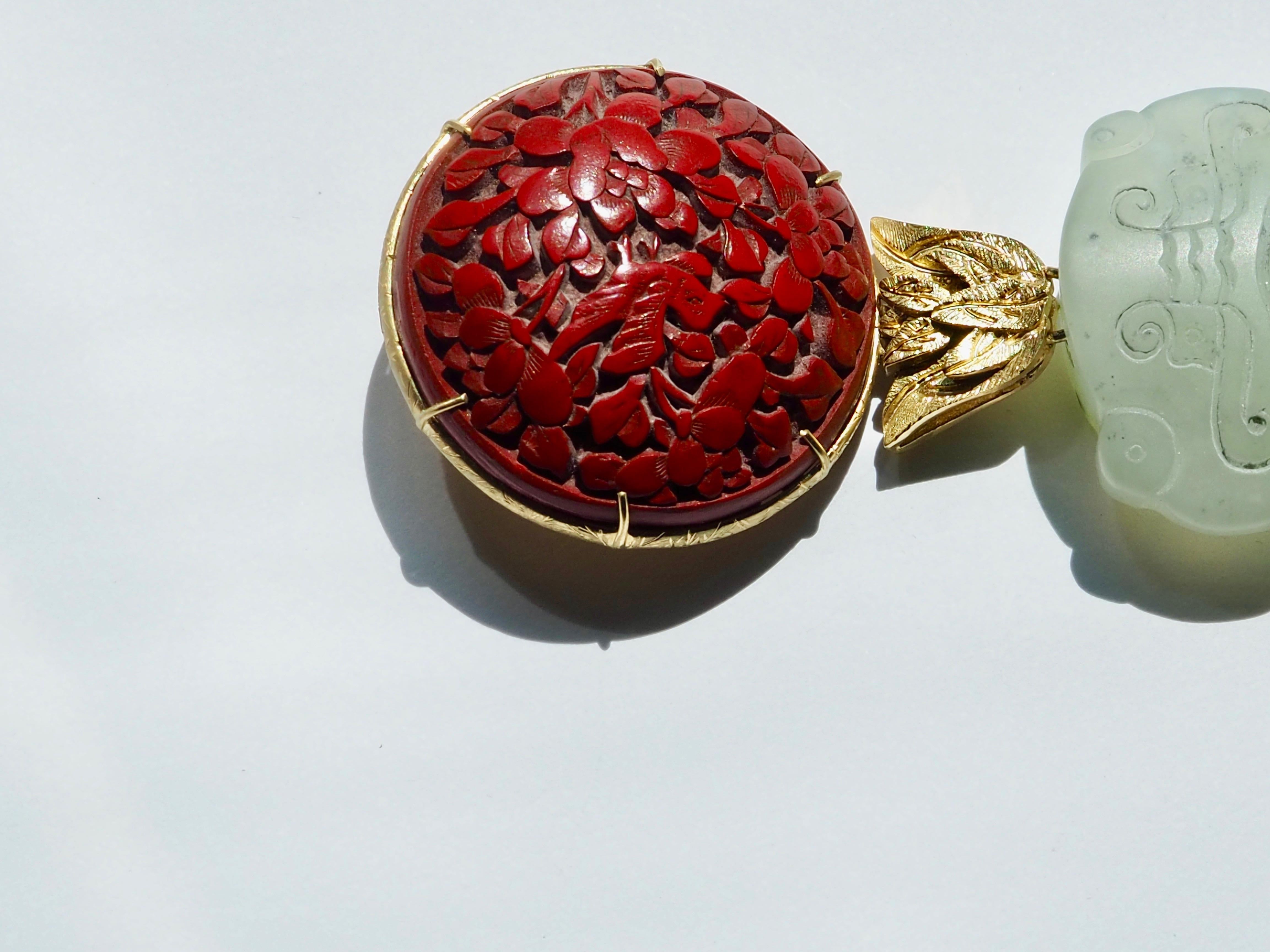 Pendentif cigale impérial en or 18 carats et jade finement sculpté en laque Unisexe en vente