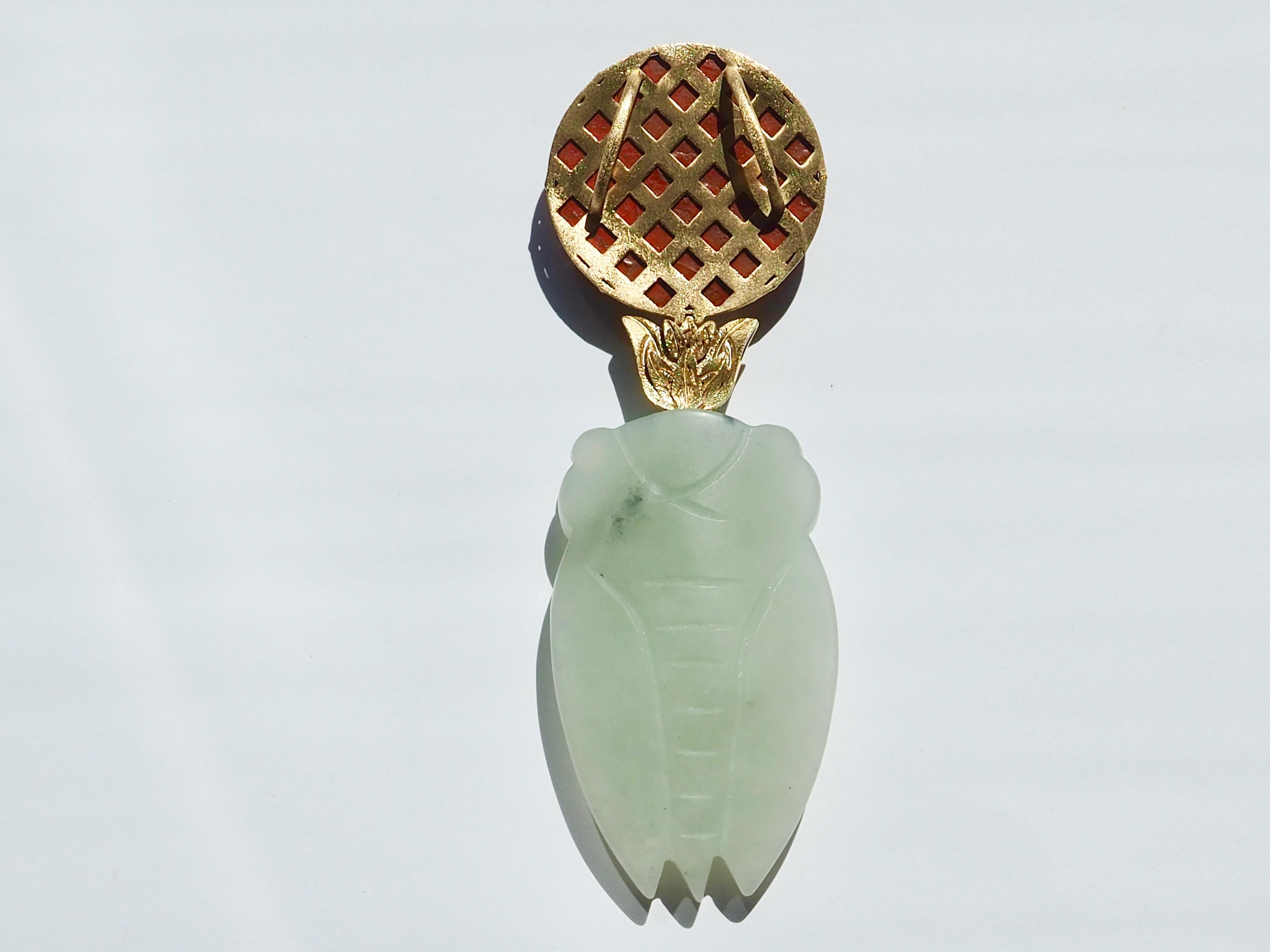 18 Karat Imperial Jade Fine Carved Lacquer Gold Cicada Pendant For Sale 2