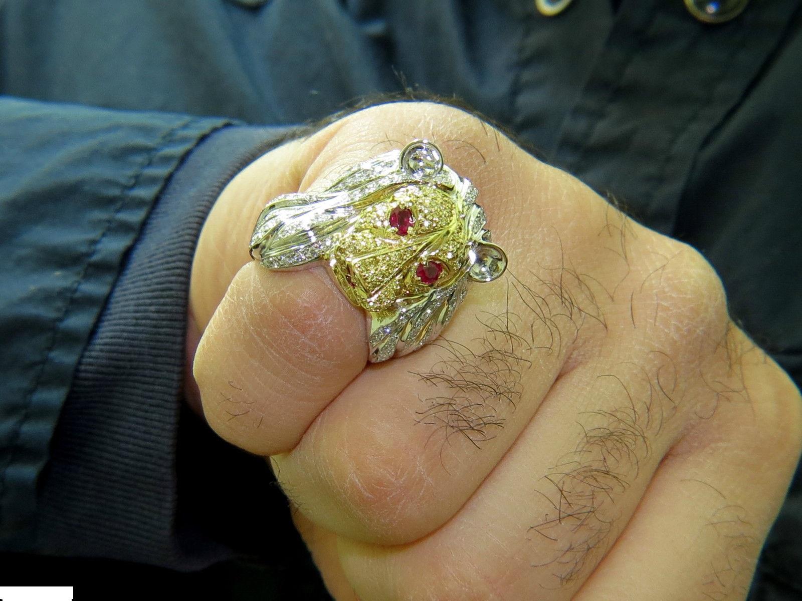 Mouvement esthétique Bague lionne unisexe en or 18 carats avec rubis et gros diamants de 3,40 carats, Italie en vente