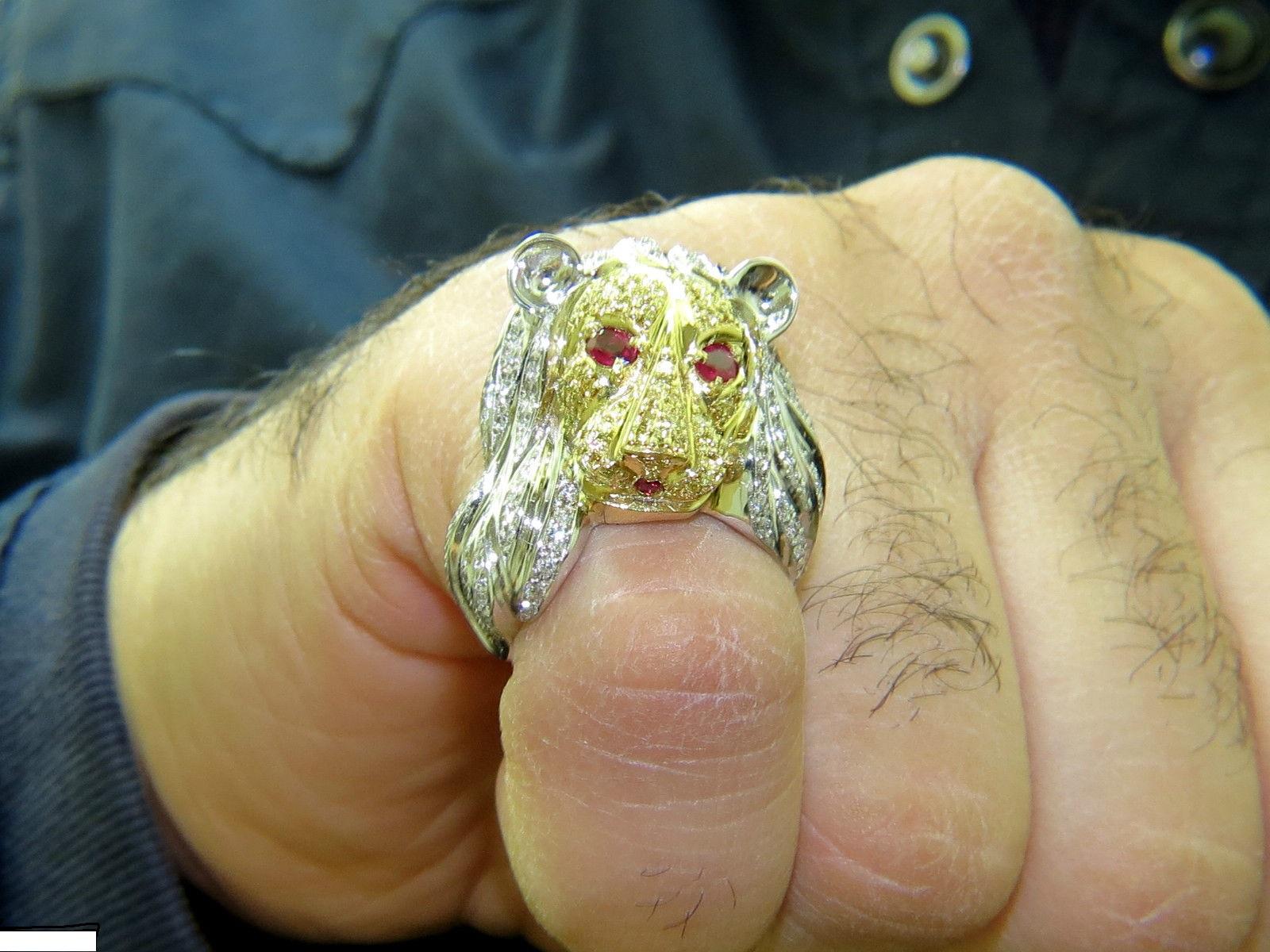 Bague lionne unisexe en or 18 carats avec rubis et gros diamants de 3,40 carats, Italie Neuf - En vente à New York, NY