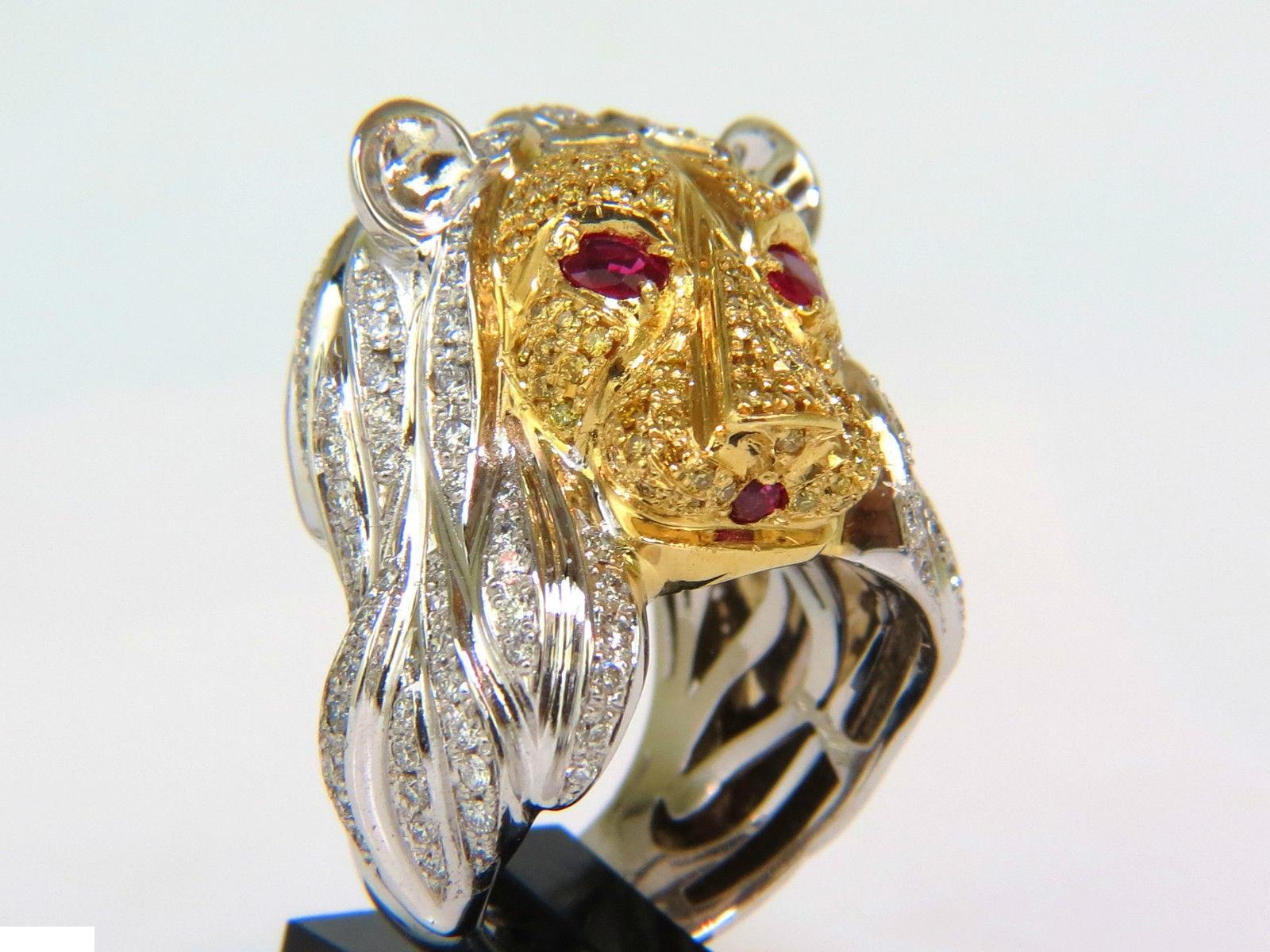 Bague lionne unisexe en or 18 carats avec rubis et gros diamants de 3,40 carats, Italie en vente 3