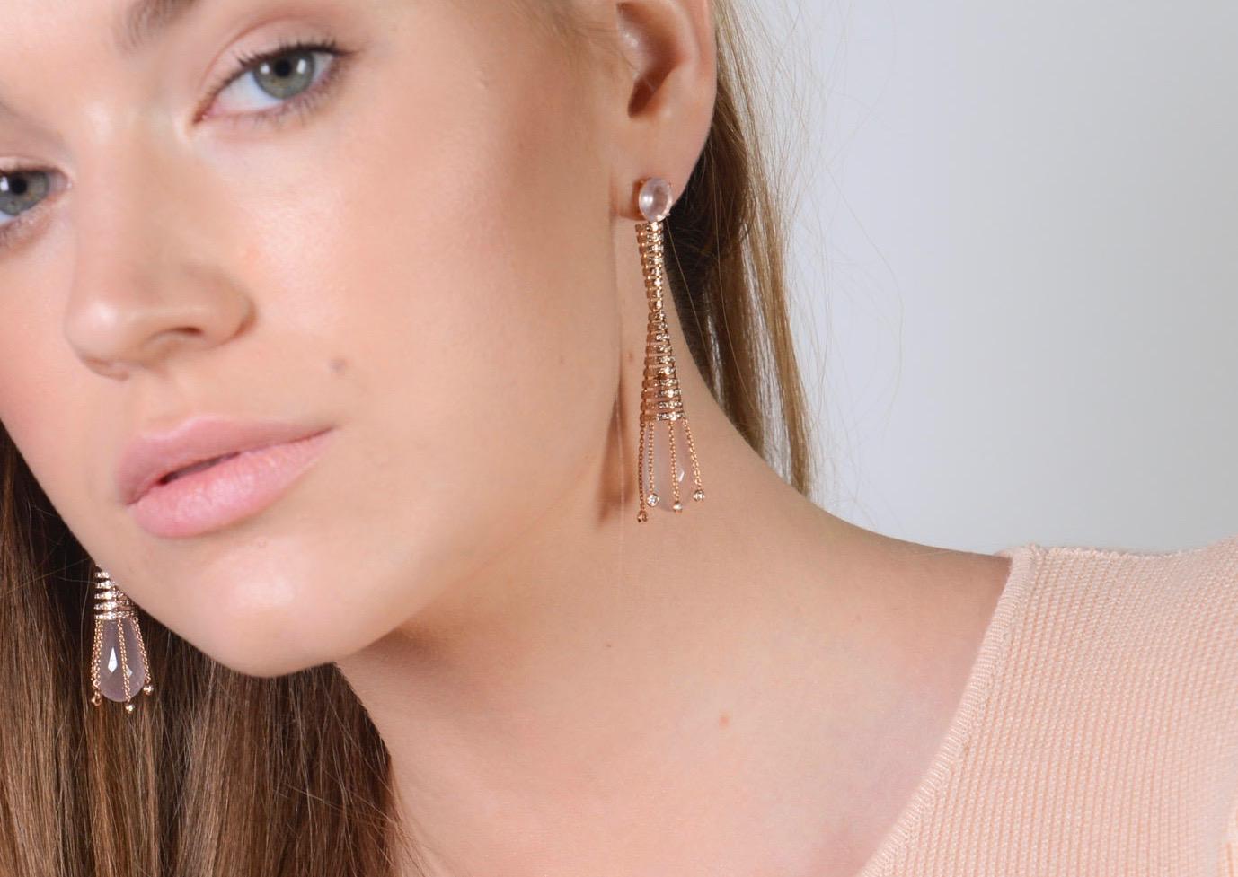 Brilliant Cut 18 Karat Labyrinth Pink Gold Earring With Vs-Gh Diamonds And Rose Quartz For Sale