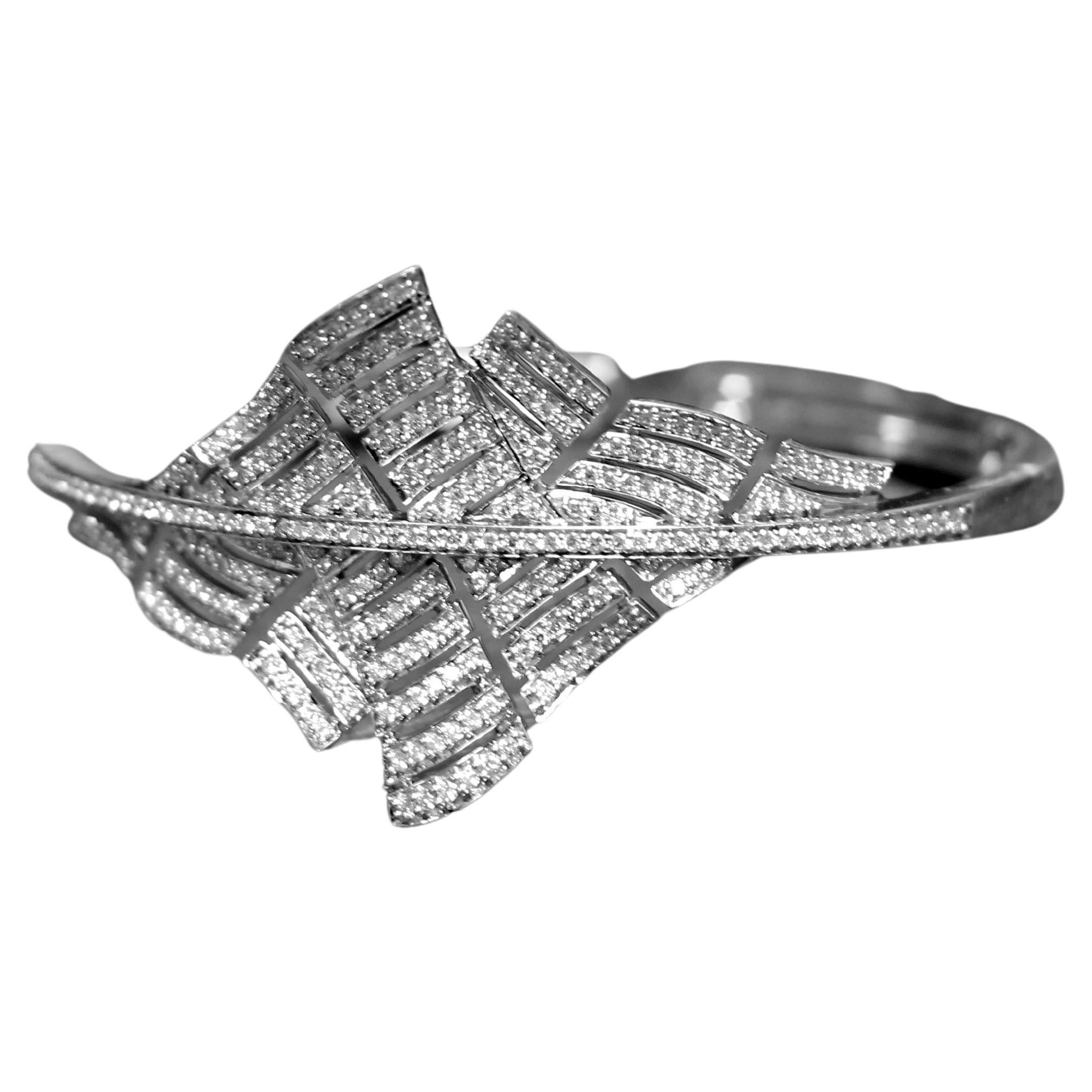 18 Karat Labyrinth White Gold Bracelet/Bangle with Vs Gh Diamonds For Sale
