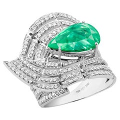 18 Karat Labyrinth White Gold Ring with Vs-Gh Diamonds and Green Emerald