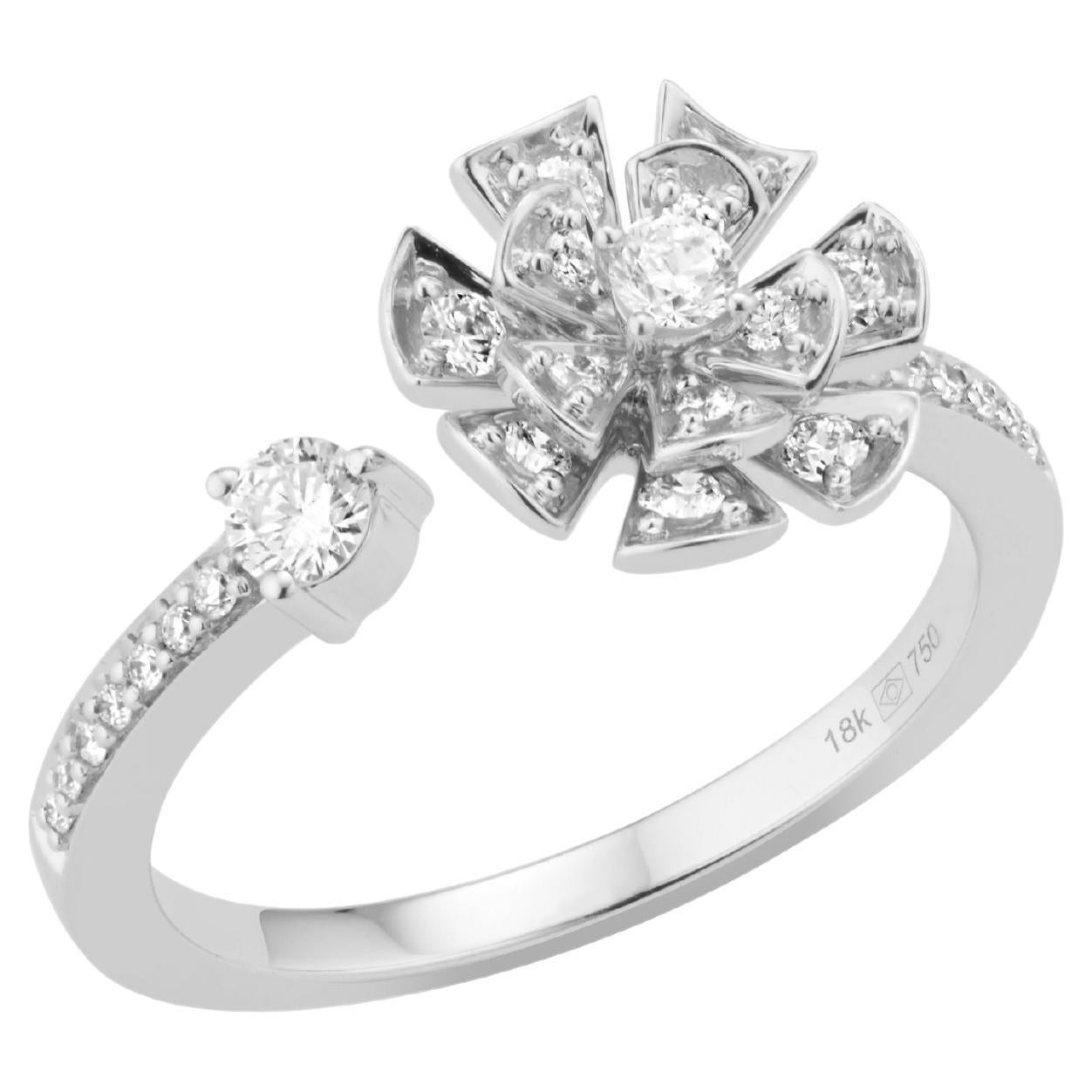 18 Karat Labyrinth White Gold Ring with Vs Gh Diamonds For Sale