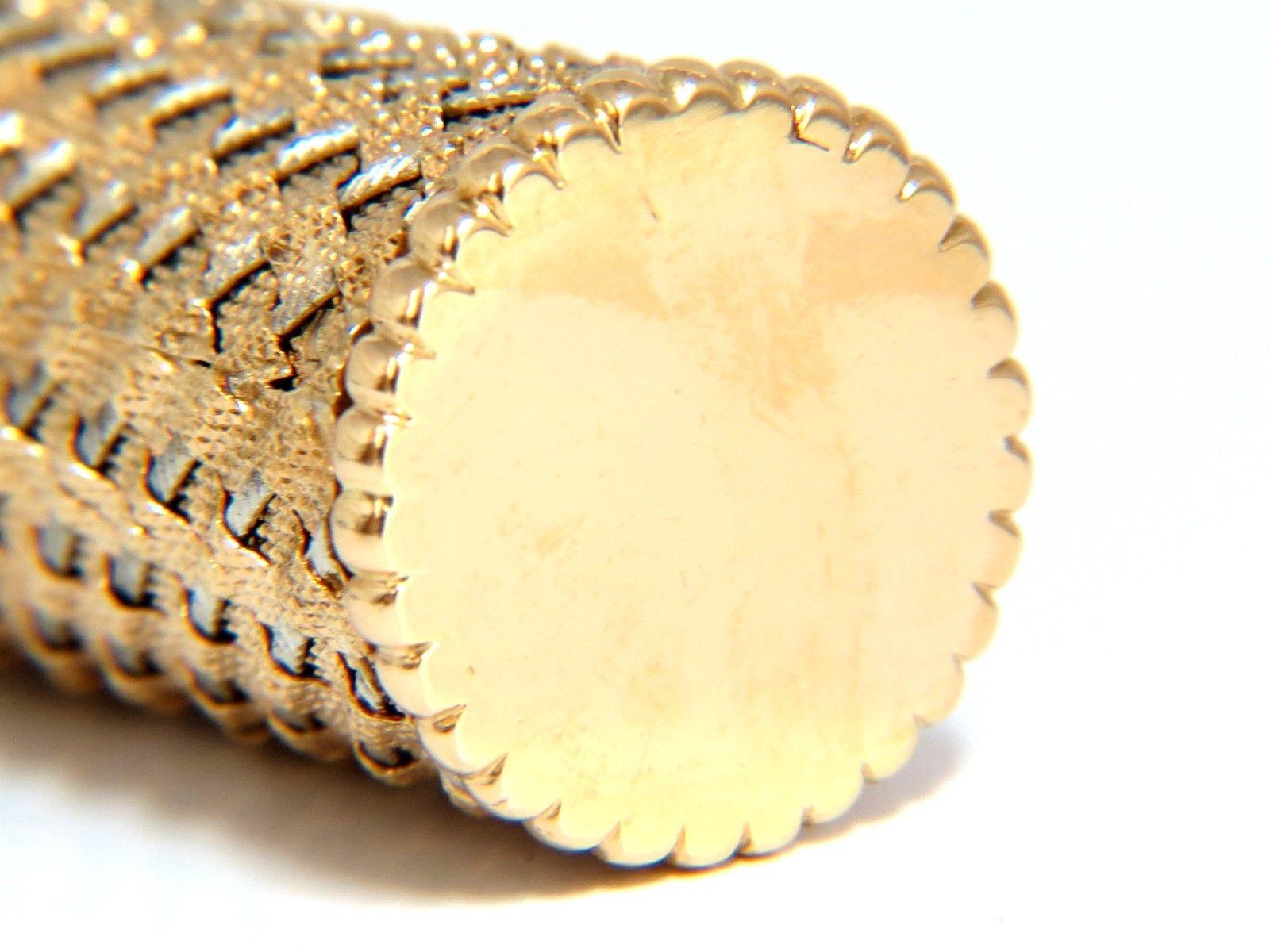 Rare Find:

Ladies Vintage 18kt Gold Lipstick case.

Photos of some marking taken, please observe.

3D Gorgeous weave design.

2.1 Inch Long

.71 inch Diameter.

Interior casing measures: .61 inch diameter, 

1.00 inch long & lower base rim: .76