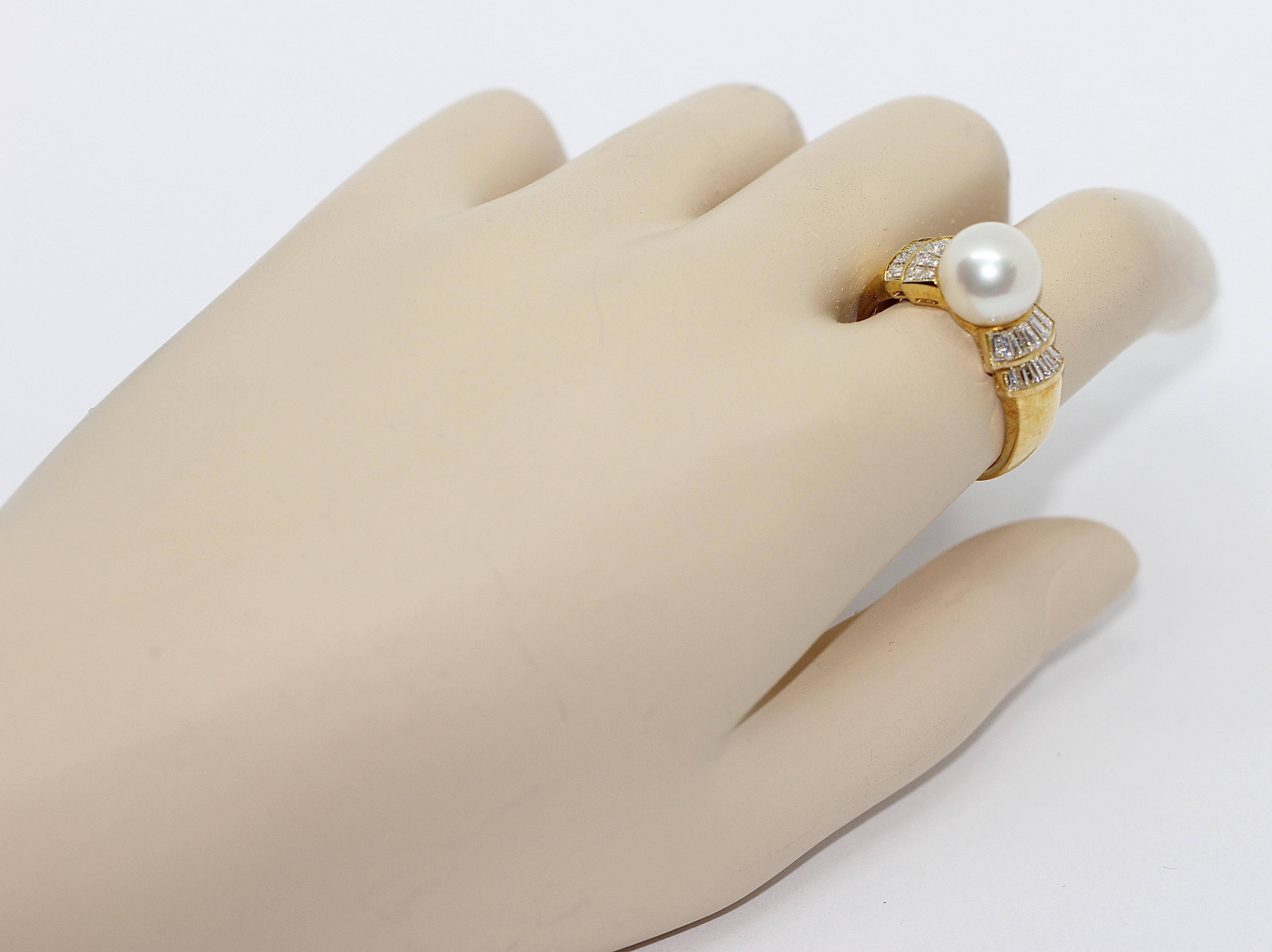 18 Karat Ladies Gold Ring Set with 20 Diamonds and Pearl, by Wempe In Good Condition For Sale In Berlin, DE