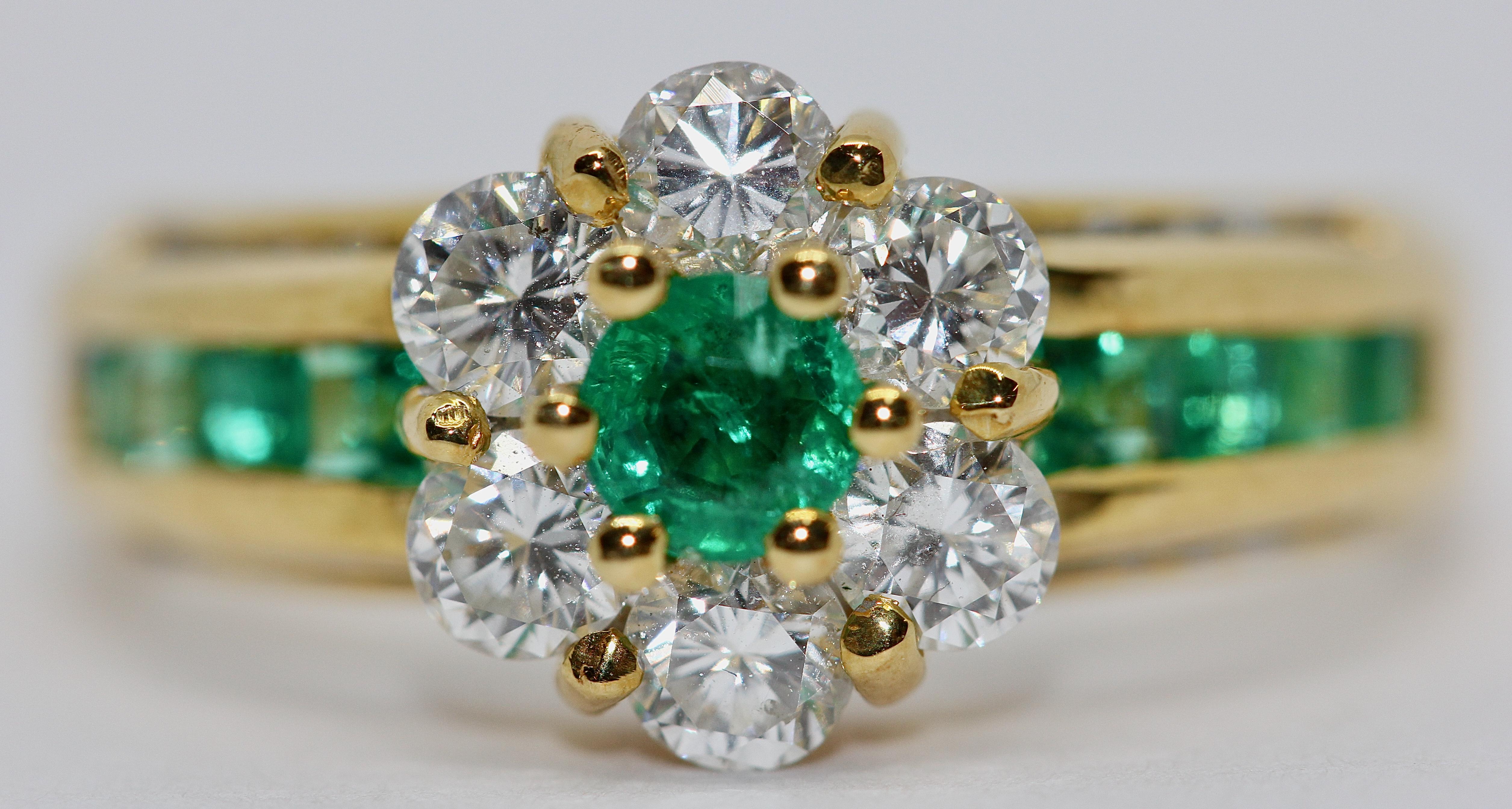 Modern 18 Karat Gold Ladies Ring Set with Diamonds and Emeralds, by Türler For Sale