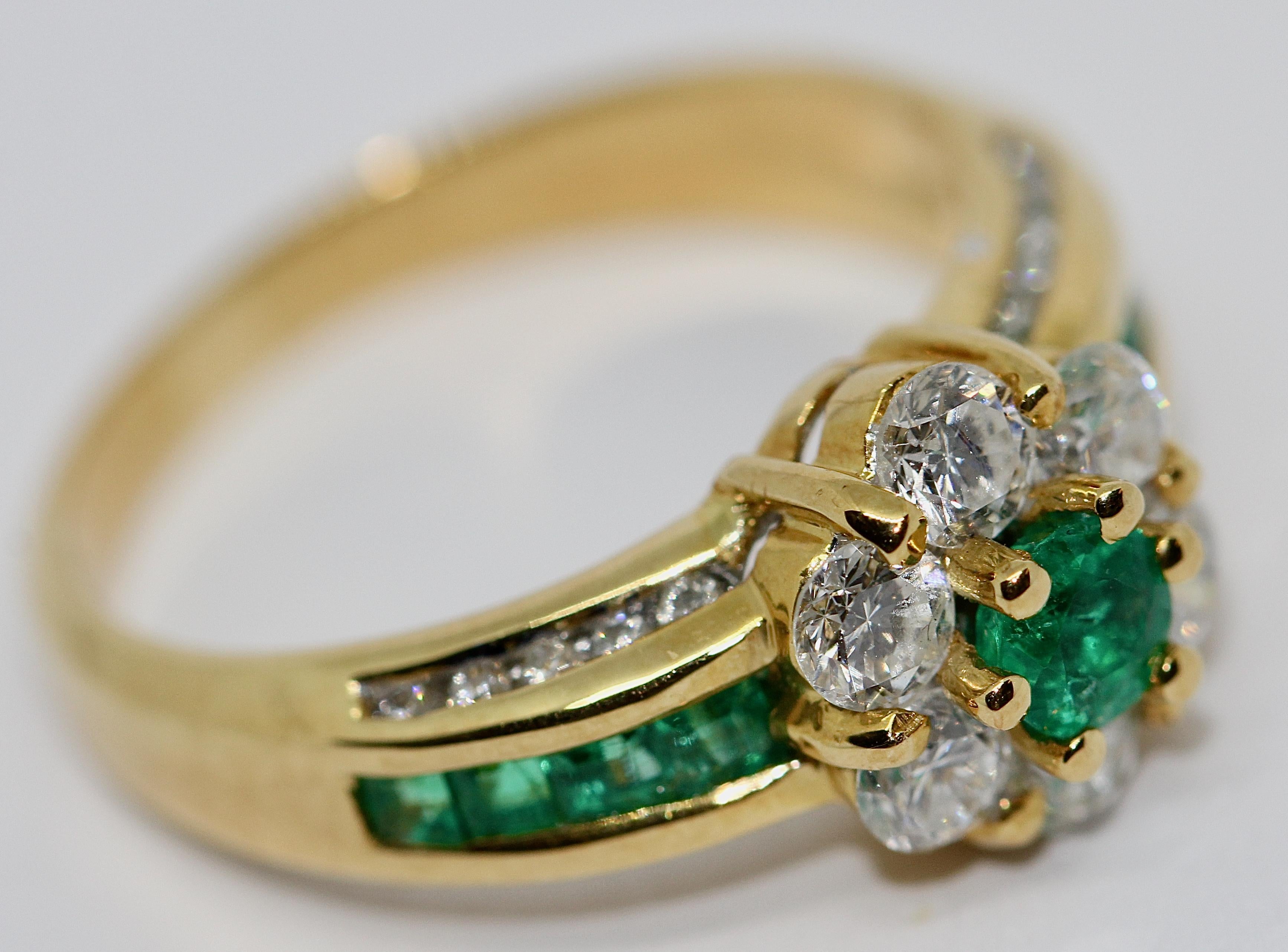 18 Karat Gold Ladies Ring Set with Diamonds and Emeralds, by Türler In Good Condition For Sale In Berlin, DE