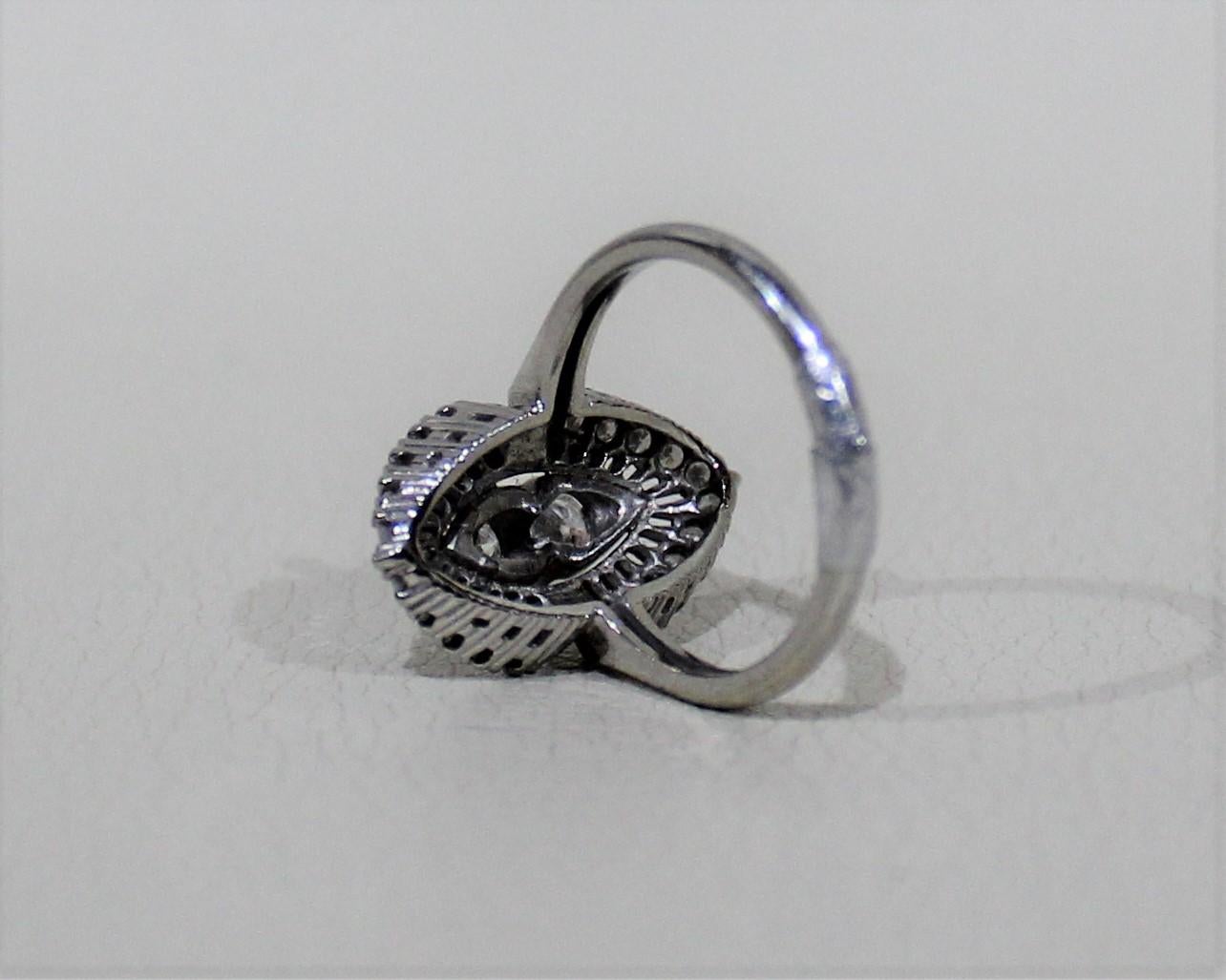 Anello in oro bianco e diamanti da donna a 18 carati in vendita 1