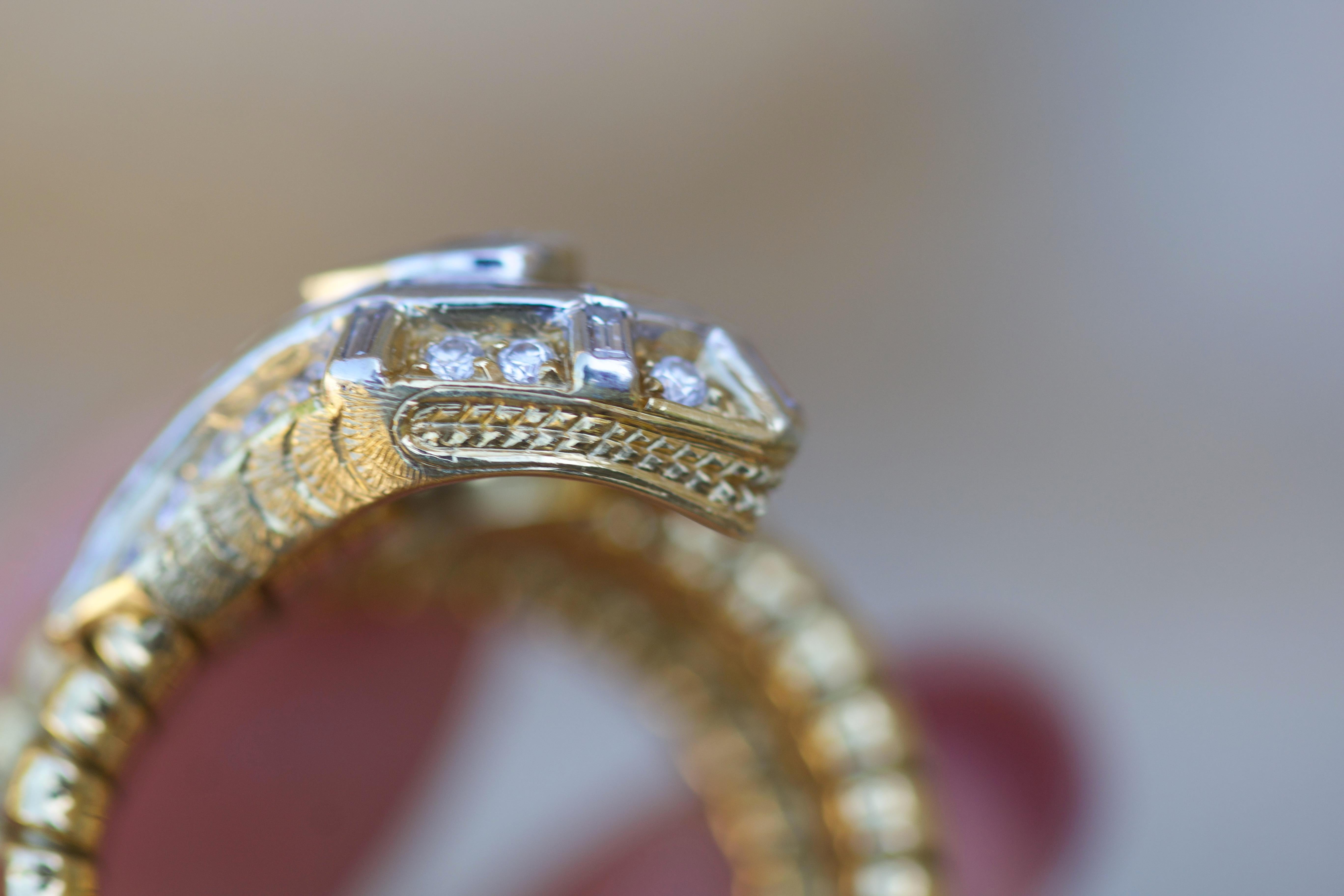 18 Karat Late 20th Century Gold Tubogas Diamond Snake Crossover Ring In Good Condition In Banbury, GB