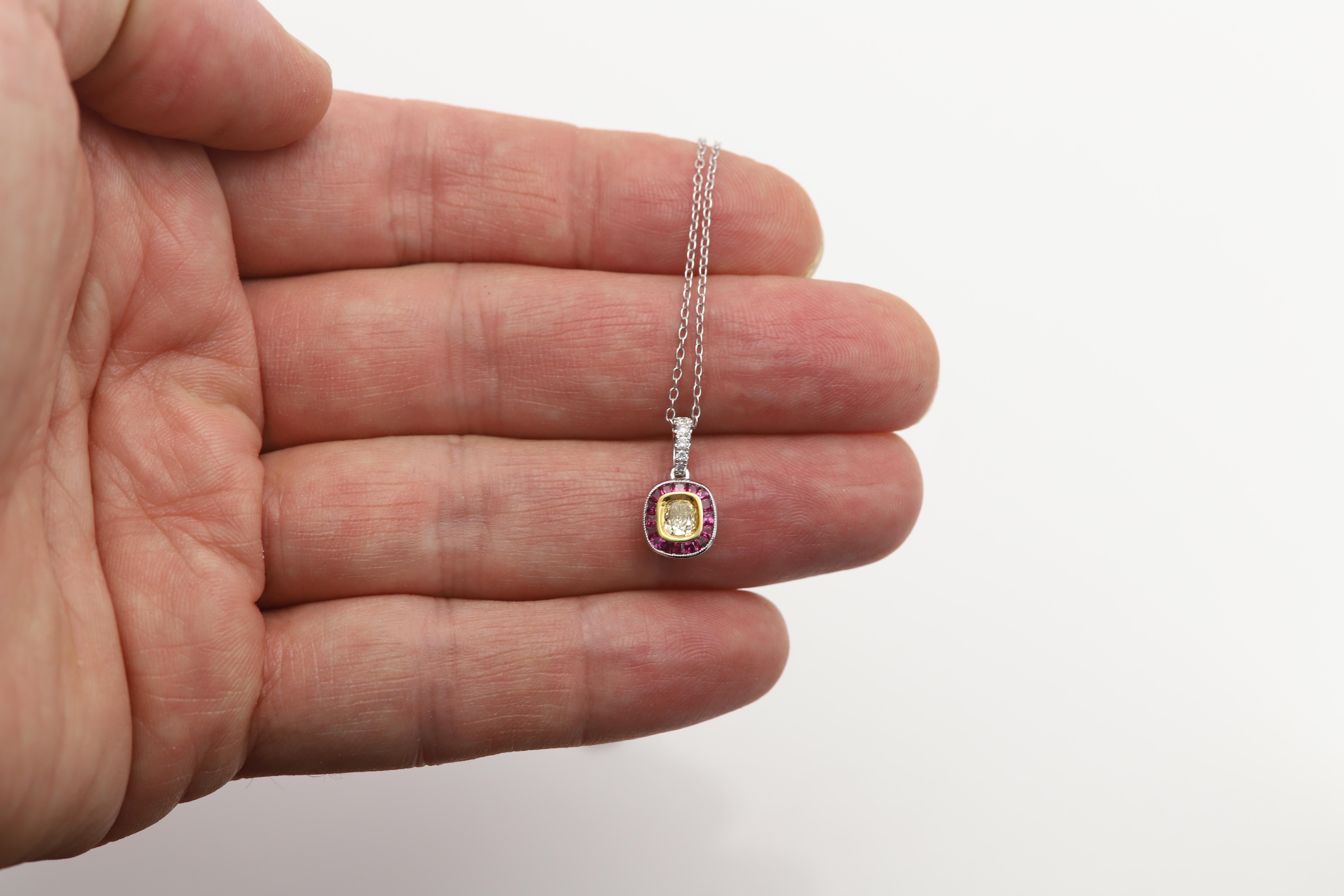 18 Karat Light Yellow Diamond Red Ruby Anhänger Art Deco Halskette im Angebot 6