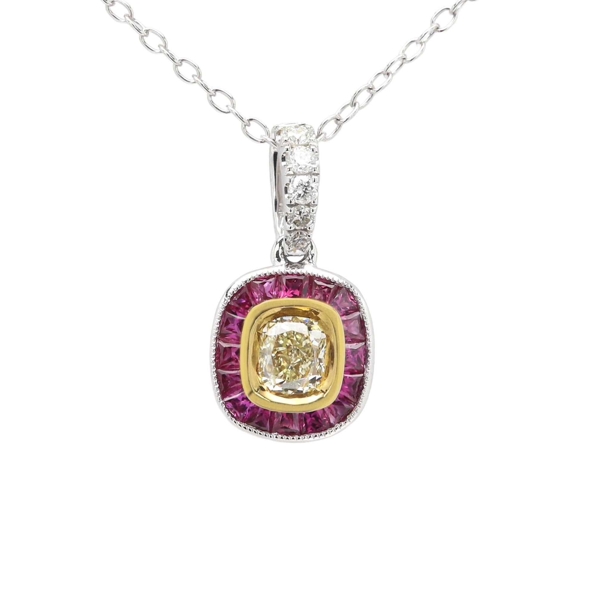 Art Deco Stil 
Sehr elegante Größe und kräftiger roter Rubin
Das Zentrum ist ein natürlicher hellgelber Diamant, umgeben von einem roten Rubin. 
Der Bügel hat natürliche weiße Diamanten
18 Karat Weißgold, Gewicht ca. 1,50 Gramm (ohne das